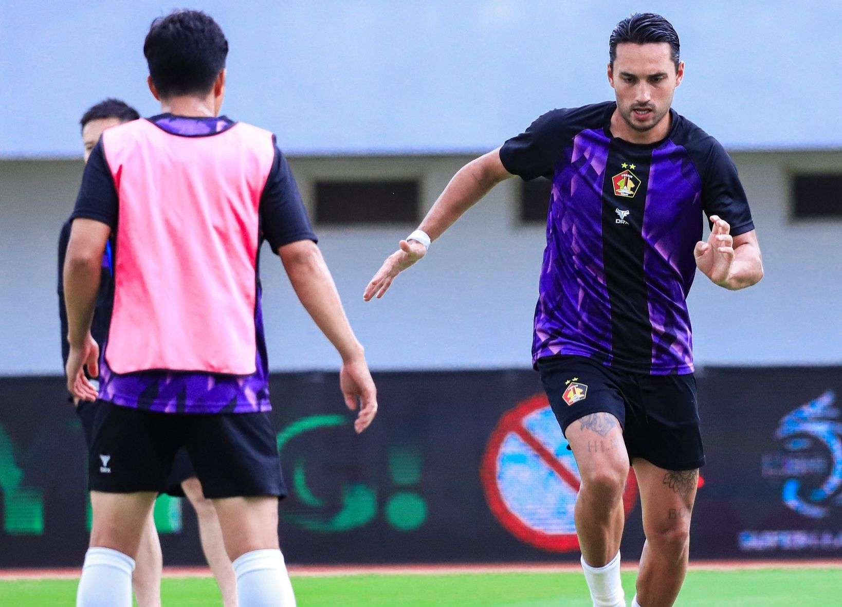 Bursa Transfer: Manajemen Persik Kediri Bantah Ezra Walian Merapat ke Persija Jakarta