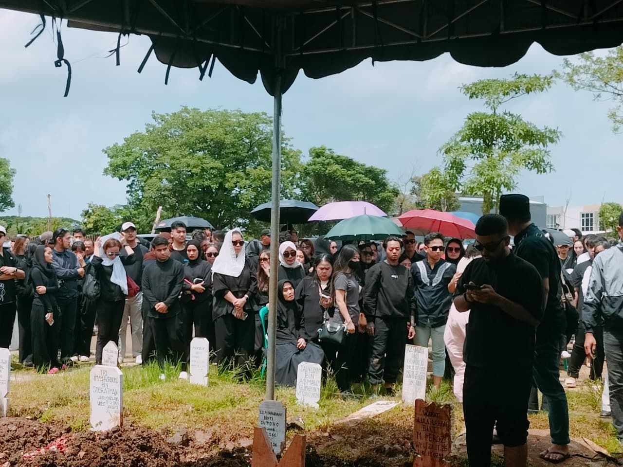 Pandangan Kosong Reza Arap Iringi Pemakaman Lula Lahfah