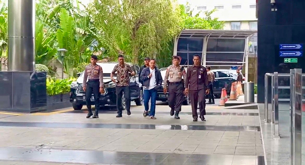 Bupati Pati Sadewo Tiba di KPK Usai Terjaring OTT Korupsi Pengisian Jabatan