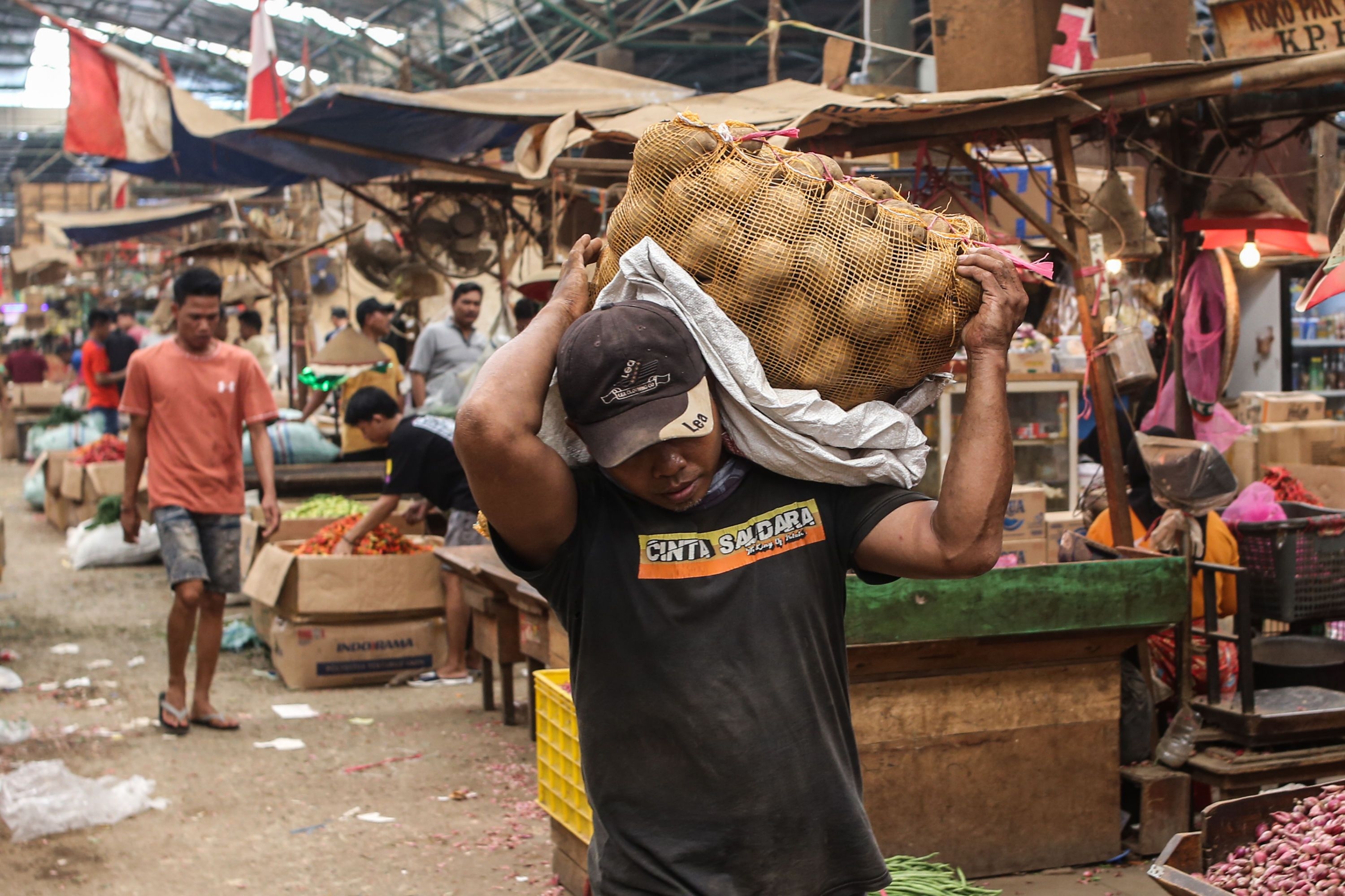 Sampah di Pasar Induk Kramat Jati Mengkhawatirkan, Larangan Kantong Plastik Dipertanyakan