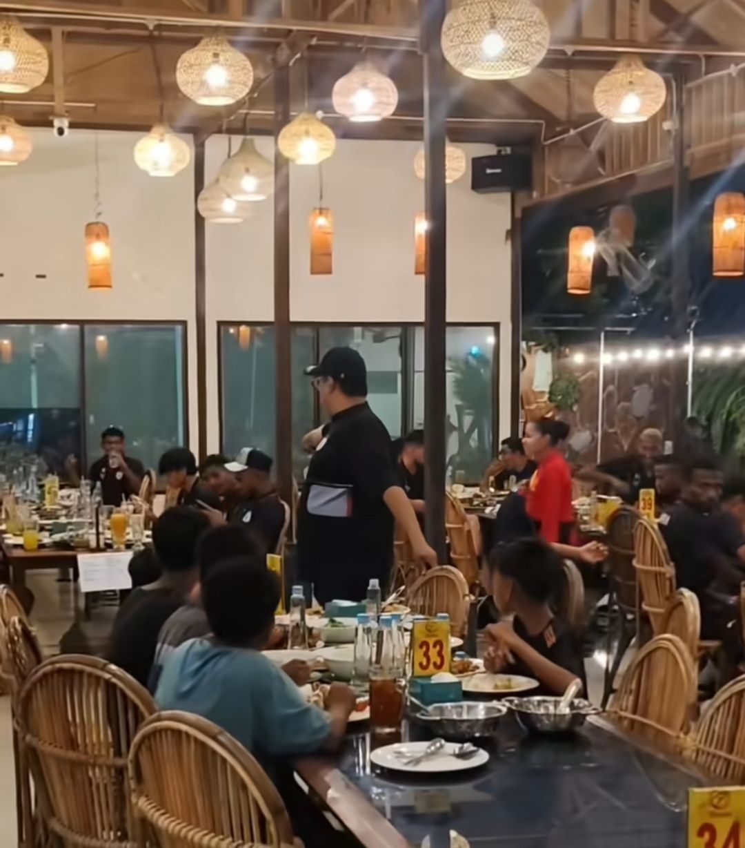 Kisah Humanis Persipura di Balikpapan, Ajak Enam Anak Pemulung Makan Bersama Usai Menang