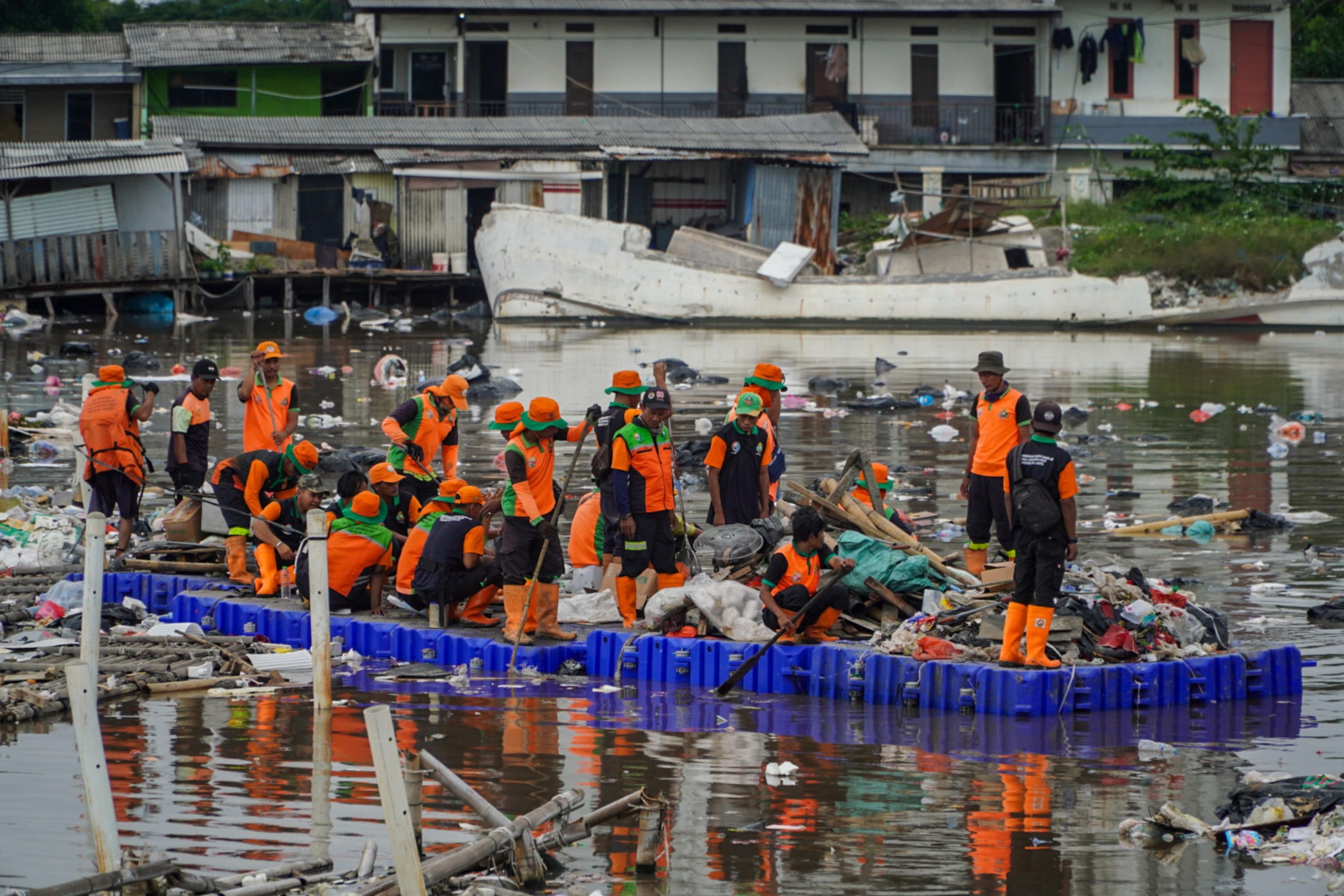 DLH Angkut 137 Ton Sampah, Sterilisasi Muara Baru Ditargetkan Rampung dalam 5 Hari