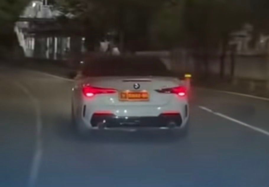 Viral di Medsos! Penumpang BMW Berpelat Dinas Merokok, Kemenhan: Kami Pastikan Pelat Palsu