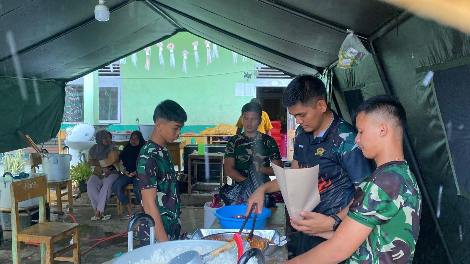 Asap Dapur Lapangan TNI Jadi Tanda Harapan di Tengah Bencana Sumatera Barat