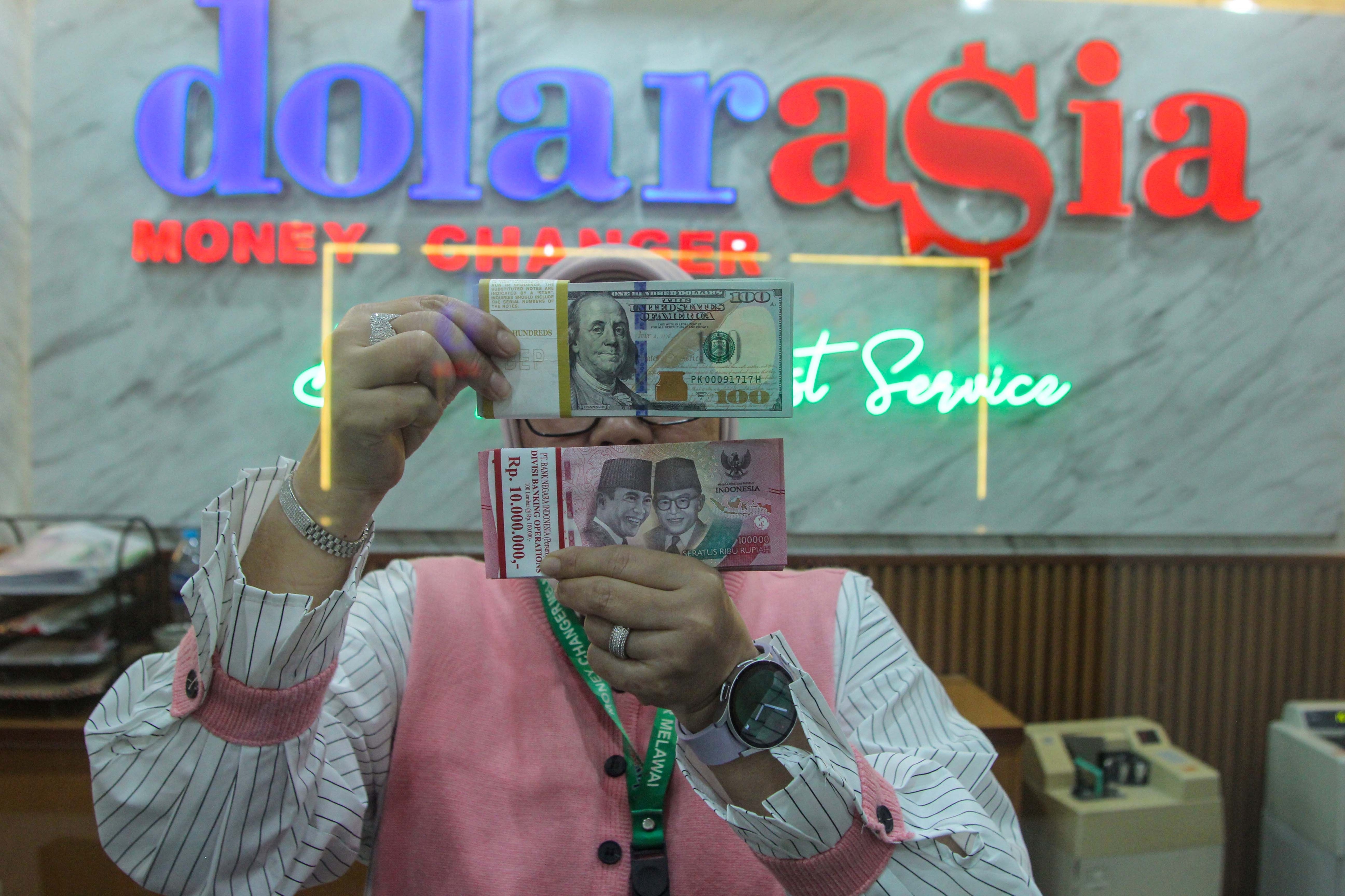 Rupiah Melemah di Tengah Dinamika Global dan Data Inflasi, Terjun 12 Poin ke Rp16.798