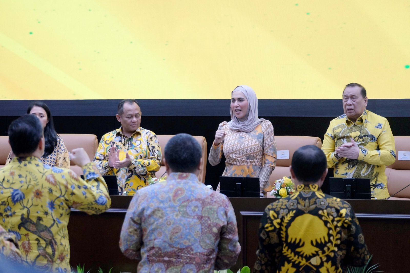 Sarmuji Ingatkan Kader Golkar Tak Serang Kebijakan Presiden: Jangan Sampai Jeruk Makan Jeruk