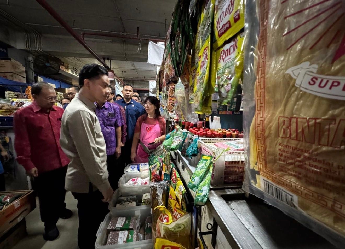 Blusukan ke Pasar Badung, Gibran Pastikan Harga Aman dan Transaksi Makin Praktis