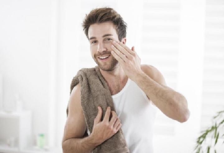 Cara Menghilangkan Flek Hitam Ringan di Wajah Pria dengan Perawatan Sederhana