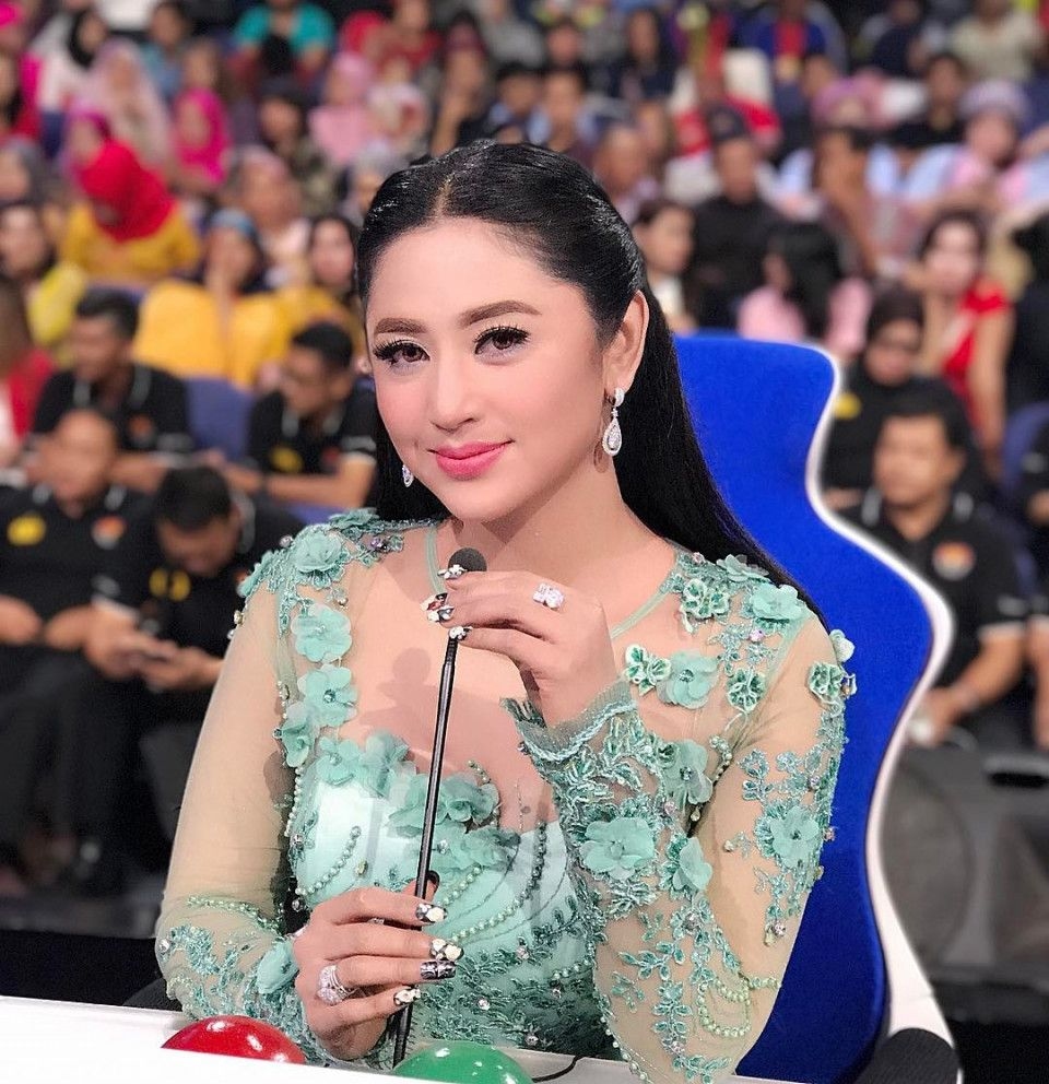 Dewi Perssik Punya Pacar Baru? Dekat dengan Pria Berseragam Loreng