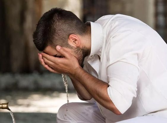 Apakah Menangis Membatalkan Wudhu? Ini Penjelasan Ulama yang Perlu Kamu Tahu