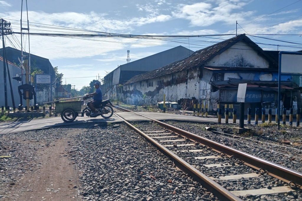 Ketahui Dampak Kendaraan Melintas di Rel, Bahayakan Perjalanan Kereta