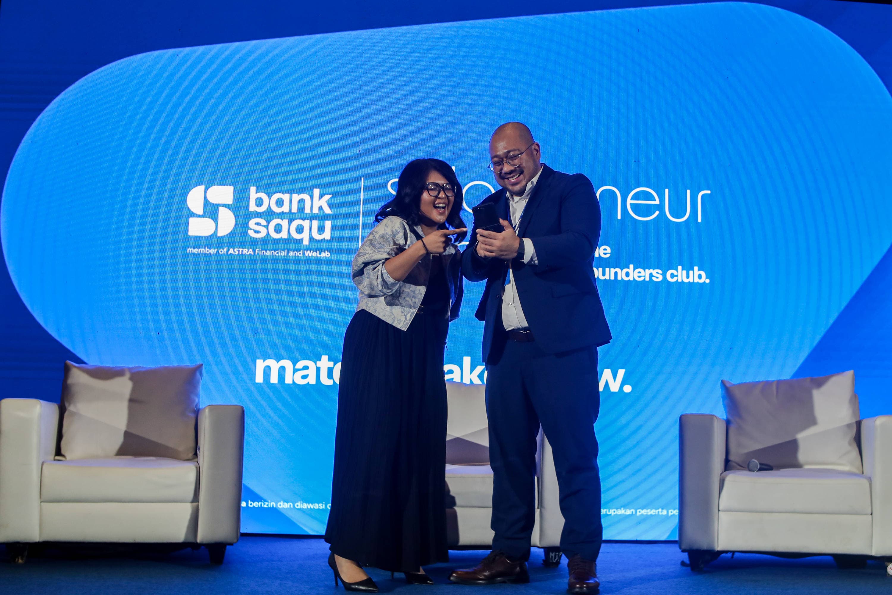 Pemimpin Teknologi, Bisnis dan Inovasi Dita Aisyah (kiri) dan Kepala Komunikasi Korporat dan Pemasaran Bank Saqu Willy Apriando (kanan) berbincang usai menyampaikan pemaparan dalam acara Solopreneur Society di Jakarta, Rabu (28/10/2026). AKURAT.CO/Endra Prakoso