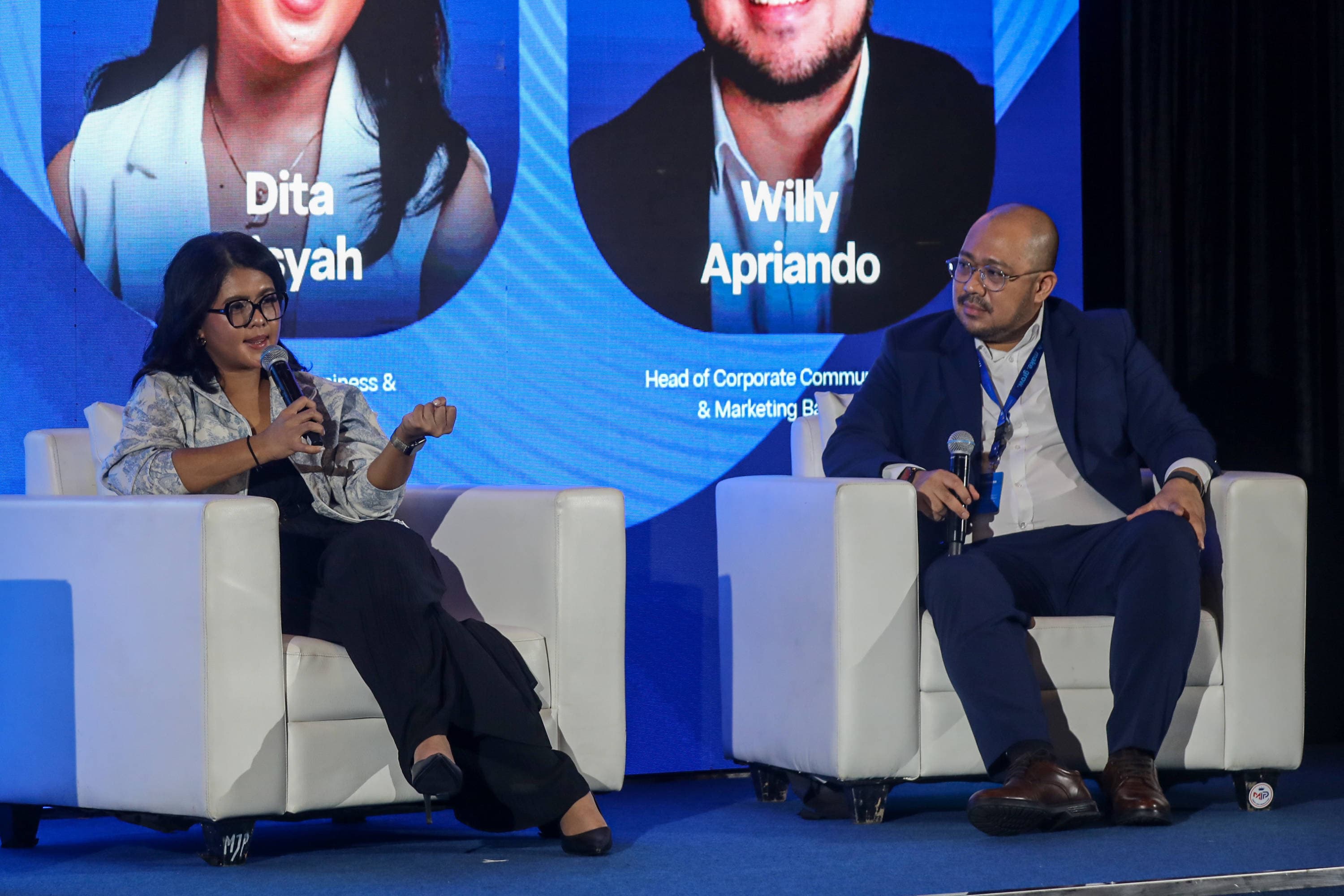 Pemimpin Teknologi, Bisnis dan Inovasi Dita Aisyah (kiri) dan Kepala Komunikasi Korporat dan Pemasaran Bank Saqu Willy Apriando (kanan) menyampaikan pemaparan dalam acara Solopreneur Society di Jakarta, Rabu (28/10/2026). AKURAT.CO/Endra Prakoso