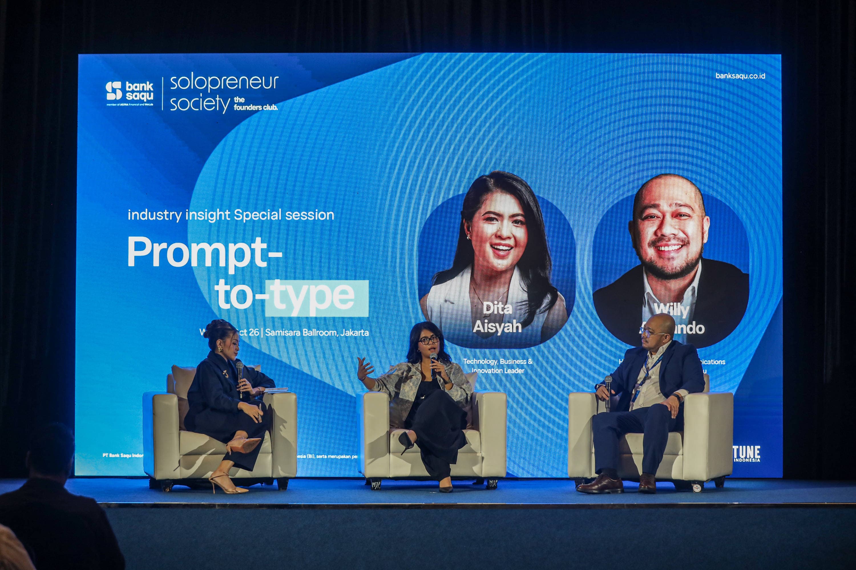 Pemimpin Teknologi, Bisnis dan Inovasi Dita Aisyah (tengah) dan Kepala Komunikasi Korporat dan Pemasaran Bank Saqu Willy Apriando (kanan) menyampaikan pemaparan dalam acara Solopreneur Society di Jakarta, Rabu (28/10/2026). AKURAT.CO/Endra Prakoso