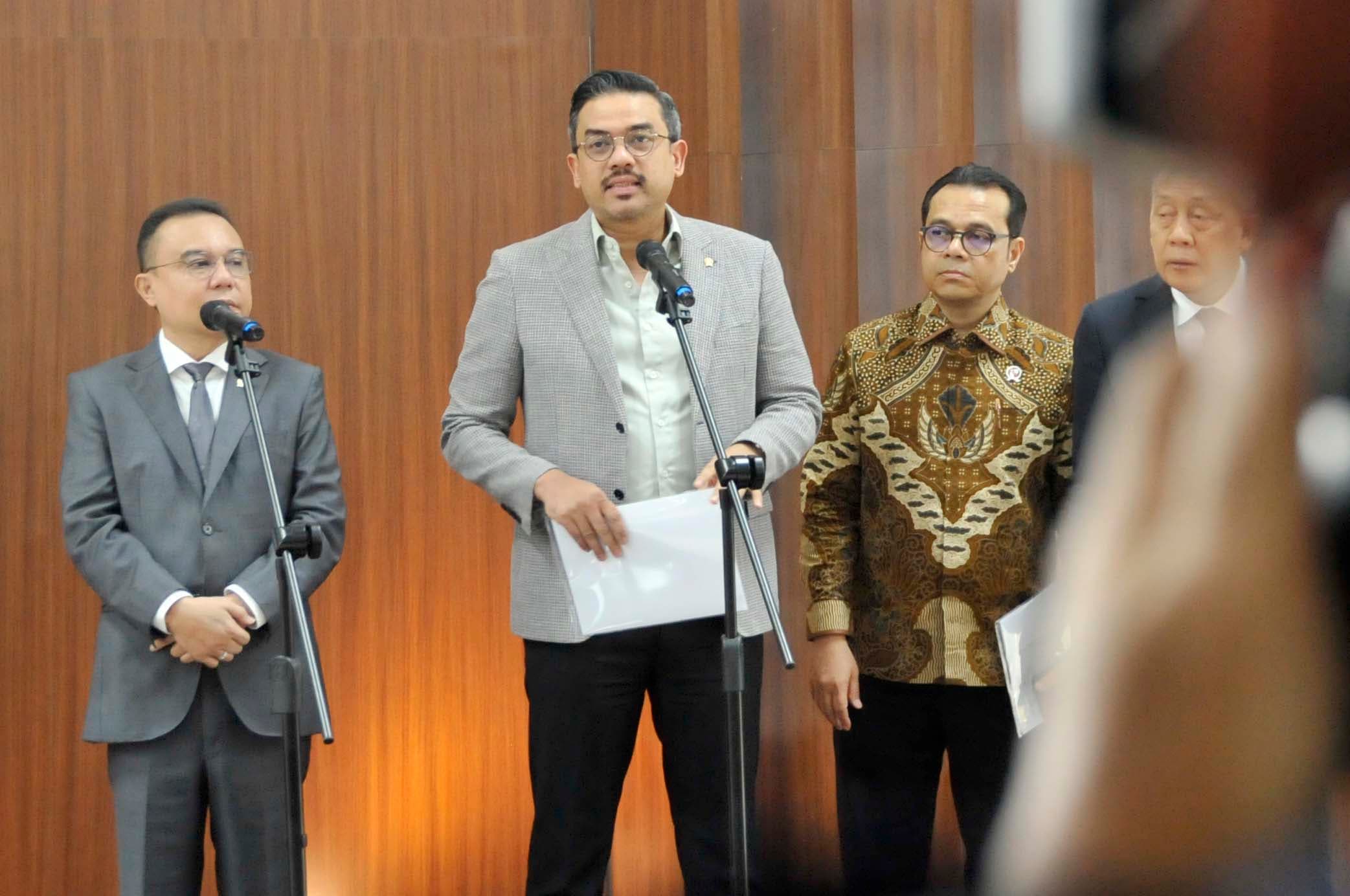 Wakil Ketua DPR Sufmi Dasco Ahmad bersama Menteri UMKM Maman Abdurrahman menggelar konferens pers di Lobby Gedung Nusantara, Senayan, Jakarta, Kamis (8/10/2026).AKURAT.CO/Sopian