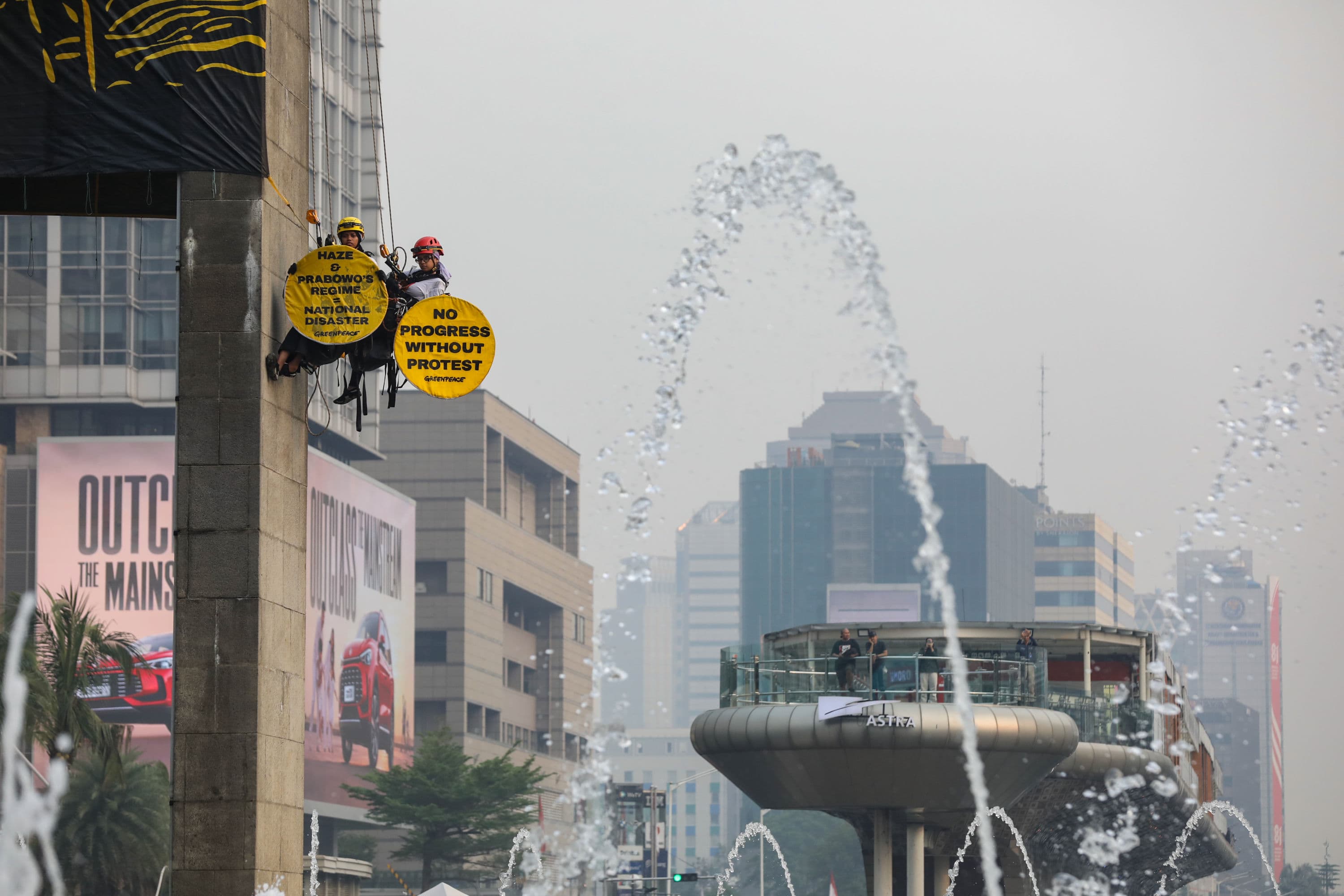 Aktivis Greenpeace membentangkan spanduk di Bundaran HI, Jakarta, Selasa (20/10/2026). AKURAT.CO/Endra Prakoso