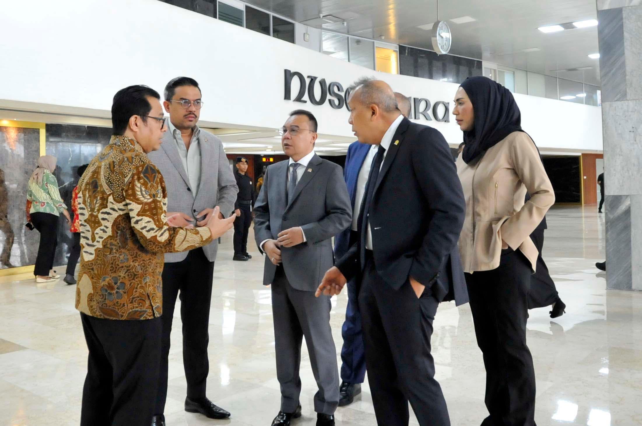 Wakil Ketua DPR Sufmi Dasco Ahmad bersama Cucun Ahmad Syamsurijal; Saan Mustopa dan Sari Yuliati serta Menteri UMKM Maman Abdurrahman bersiap menggelar konferens pers di Lobby Gedung Nusantara, Senayan, Jakarta, Kamis (8/10/2026). AKURAT.CO/Sopian