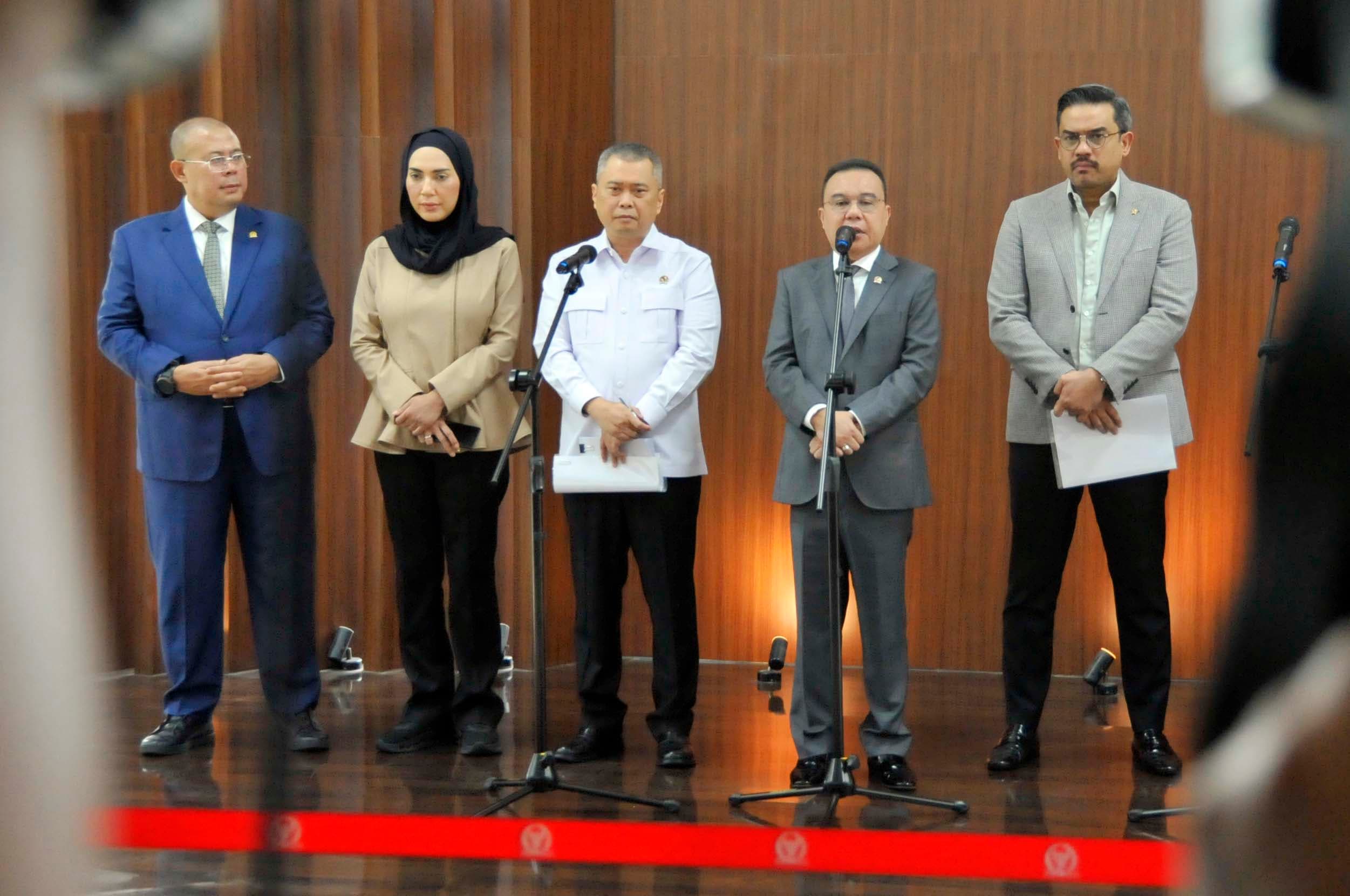 Wakil Ketua DPR Sufmi Dasco Ahmad bersama Cucun Ahmad Syamsurijal dan Sari Yuliati serta Menteri UMKM Maman Abdurrahman; Menteri Perhubungan Dudy Purwagandhi menggelar konferens pers di Lobby Gedung Nusantara, Senayan, Jakarta, Kamis (8/10/2026).AKURAT.CO/Sopian