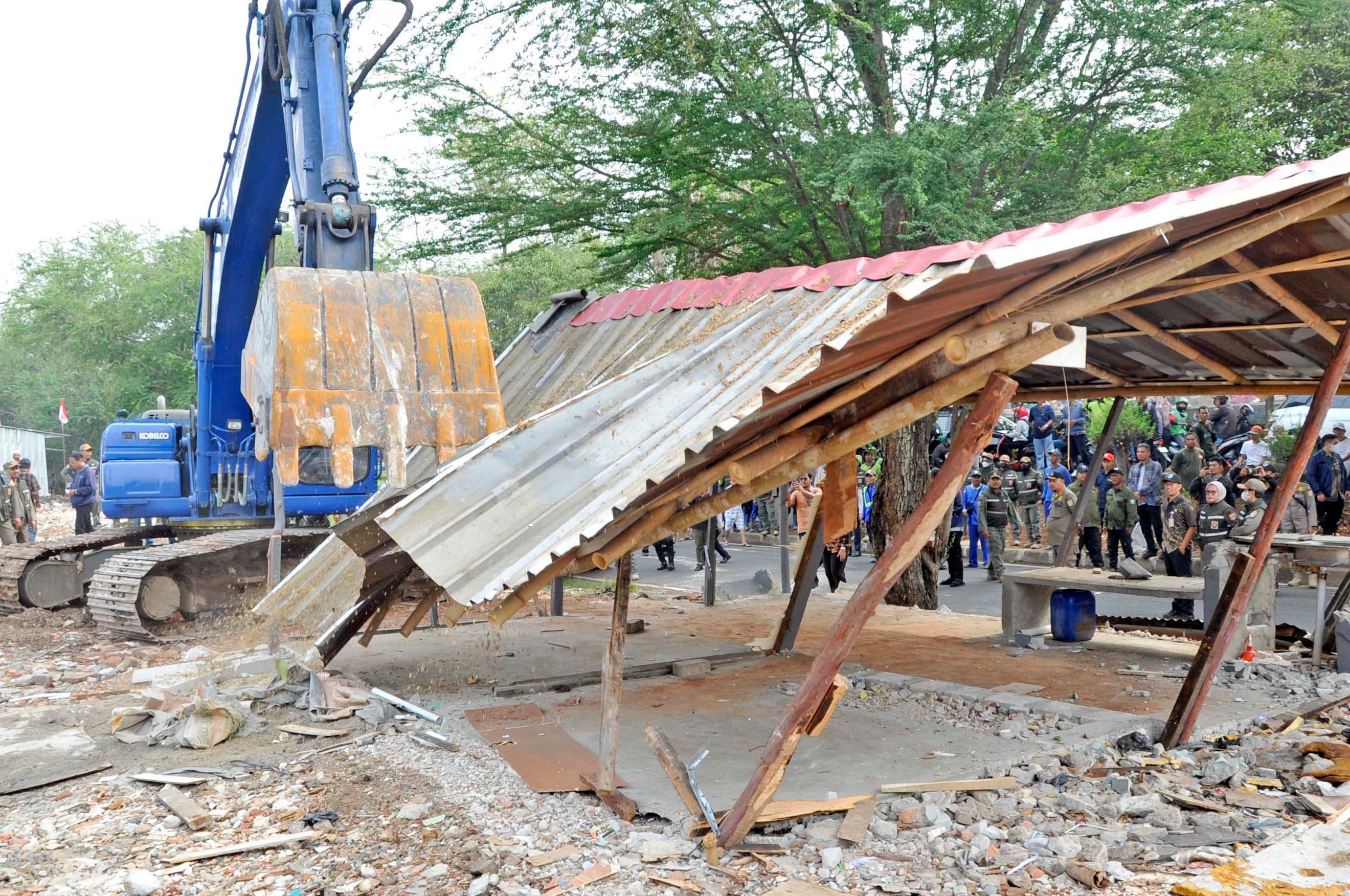 Ekskavator melakukan pembongkaran bangunan yang berdiri di atas lahan aset Taman di kawasan Komplek BTN, Kembangan Utara, Jakarta Barat, Kamis (29/10/2026). AKURAT.CO/Sopian