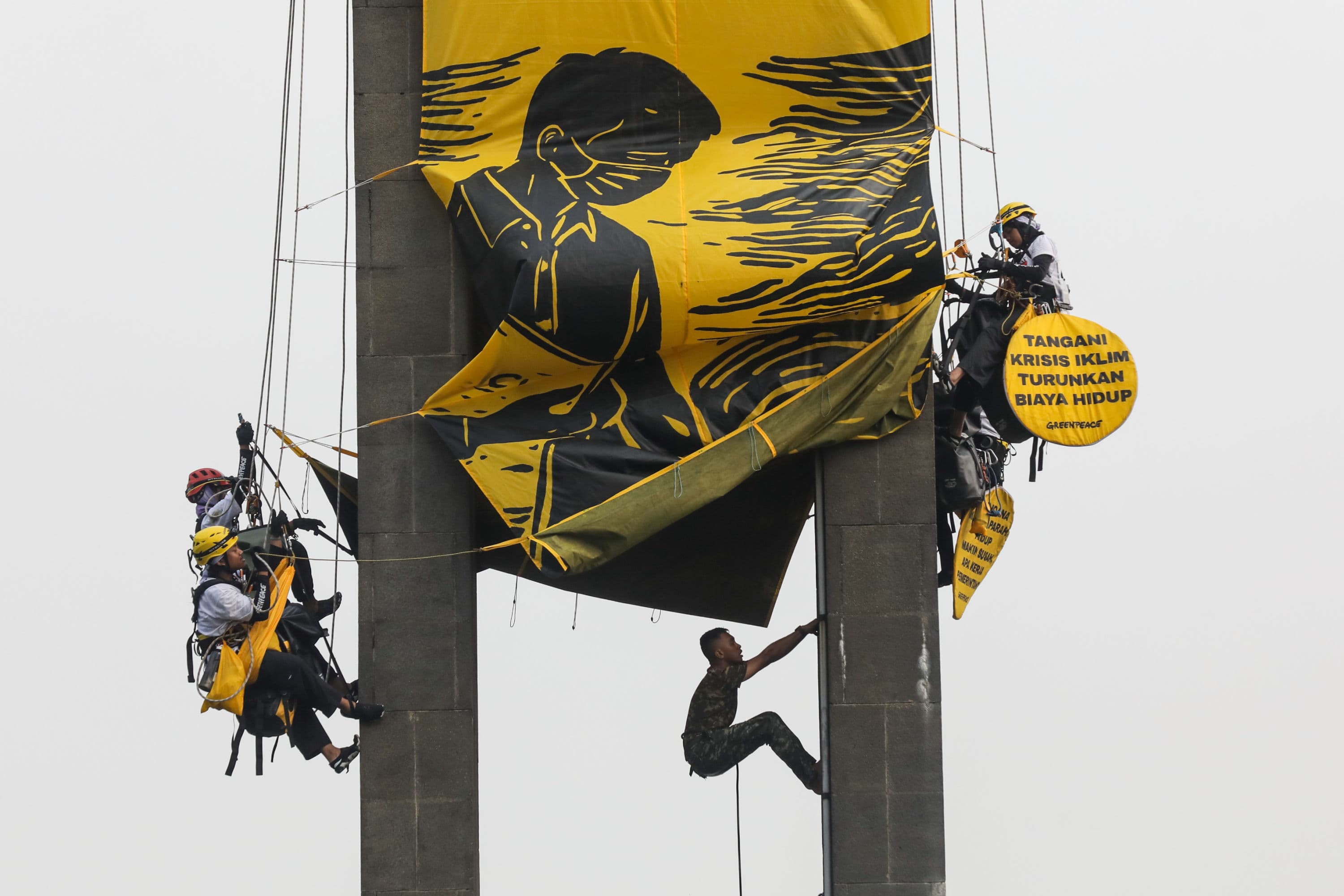 Aktivis Greenpeace membentangkan spanduk di Bundaran HI, Jakarta, Selasa (20/10/2026). AKURAT.CO/Endra Prakoso