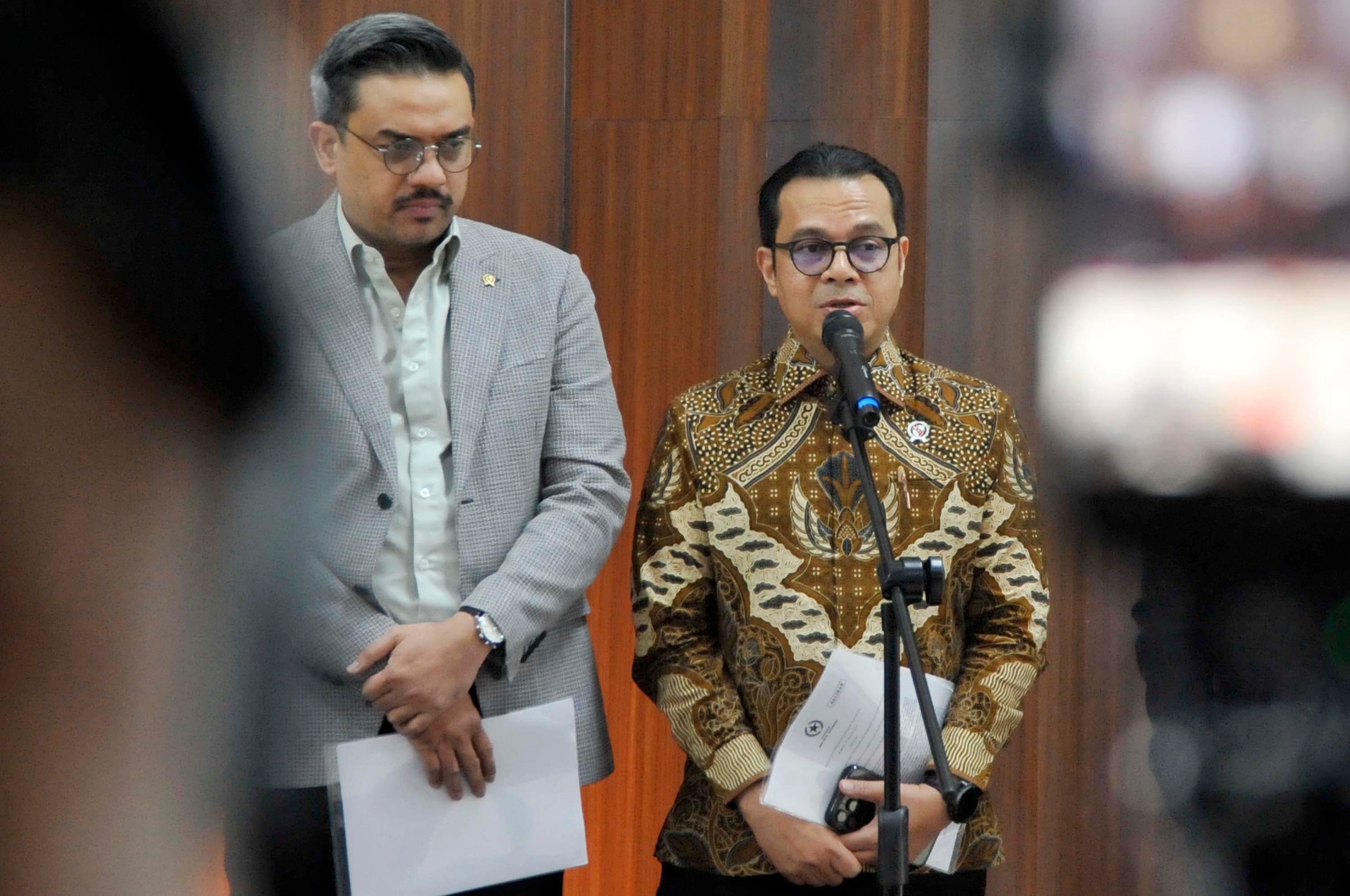 Menteri UMKM, Maman Abdurrahman dan Wamenkomdigi, Nezar Patria menggelar konferens pers di Lobby Gedung Nusantara, Senayan, Jakarta, Kamis (8/10/2026). AKURAT.CO/Sopian