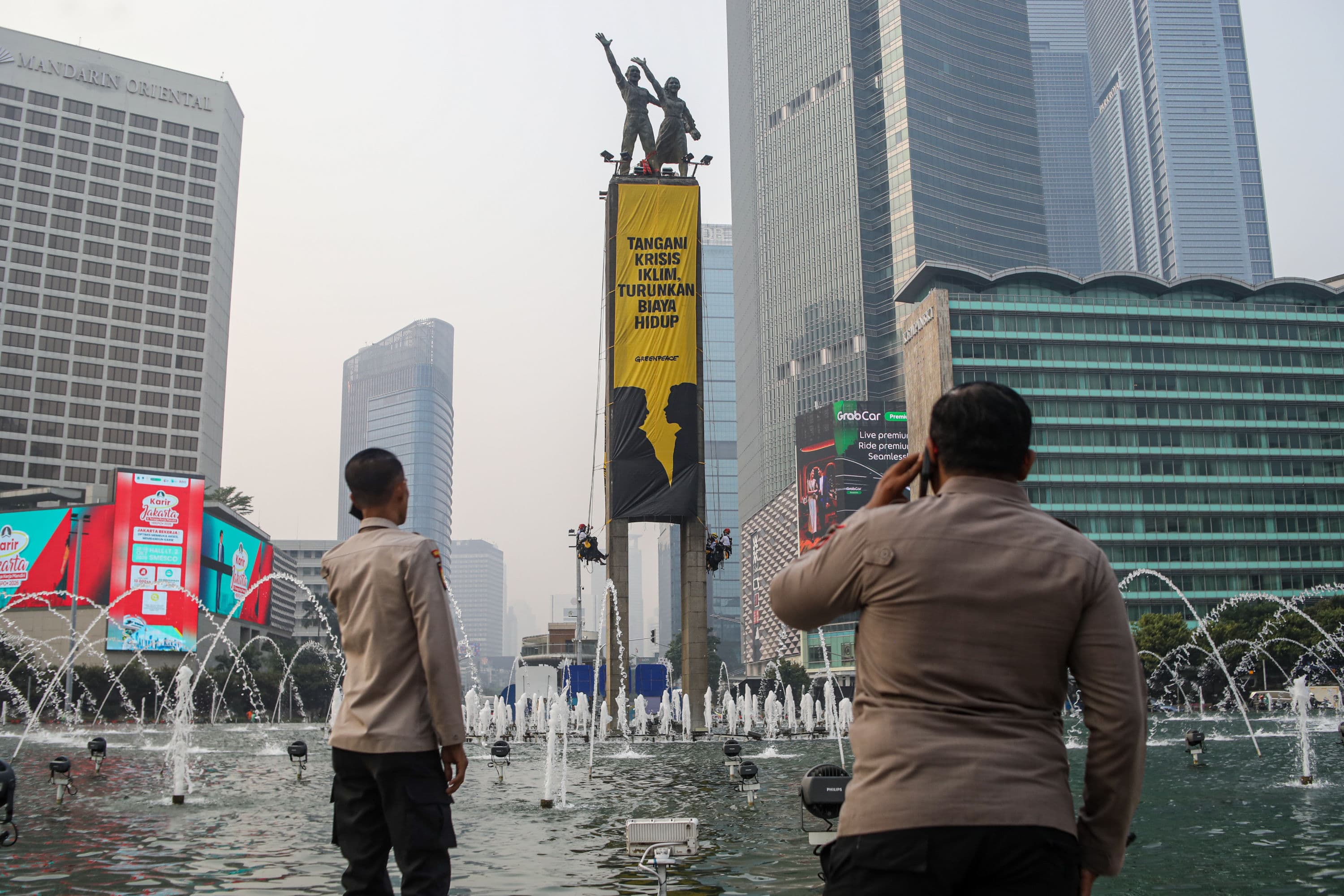 Aktivis Greenpeace membentangkan spanduk di Bundaran HI, Jakarta, Selasa (20/10/2026). AKURAT.CO/Endra Prakoso