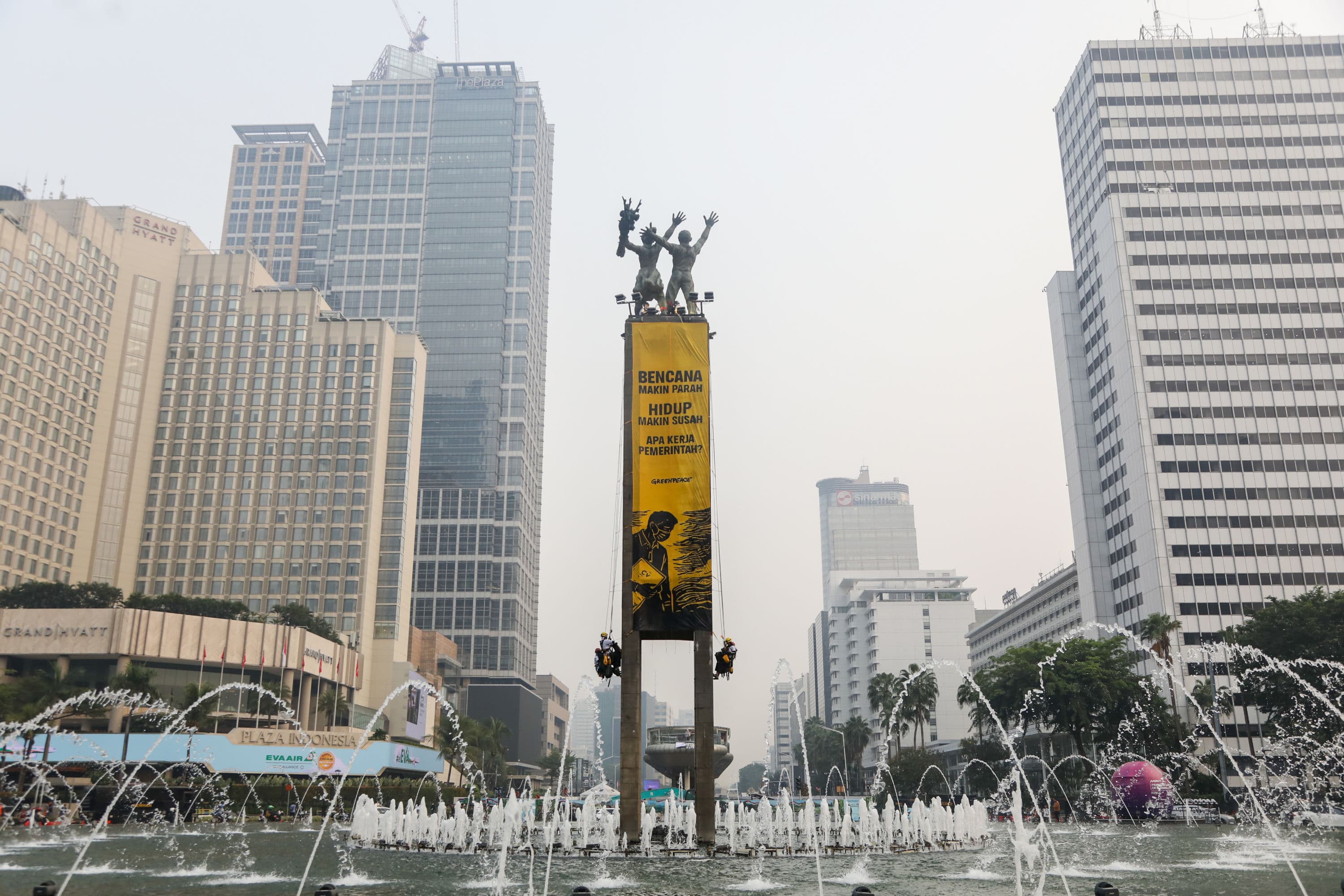 Aktivis Greenpeace membentangkan spanduk di Bundaran HI, Jakarta, Selasa (20/10/2026). AKURAT.CO/Endra Prakoso