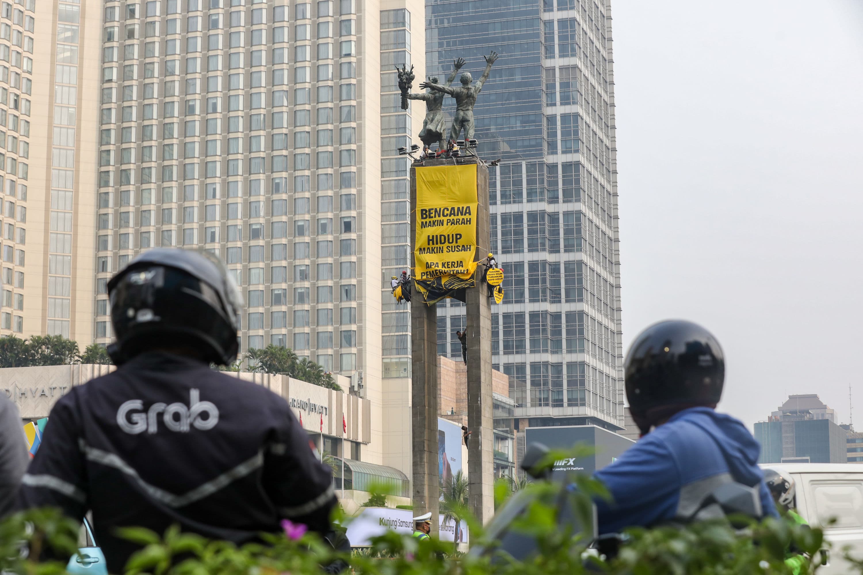 Aktivis Greenpeace membentangkan spanduk di Bundaran HI, Jakarta, Selasa (20/10/2026). AKURAT.CO/Endra Prakoso