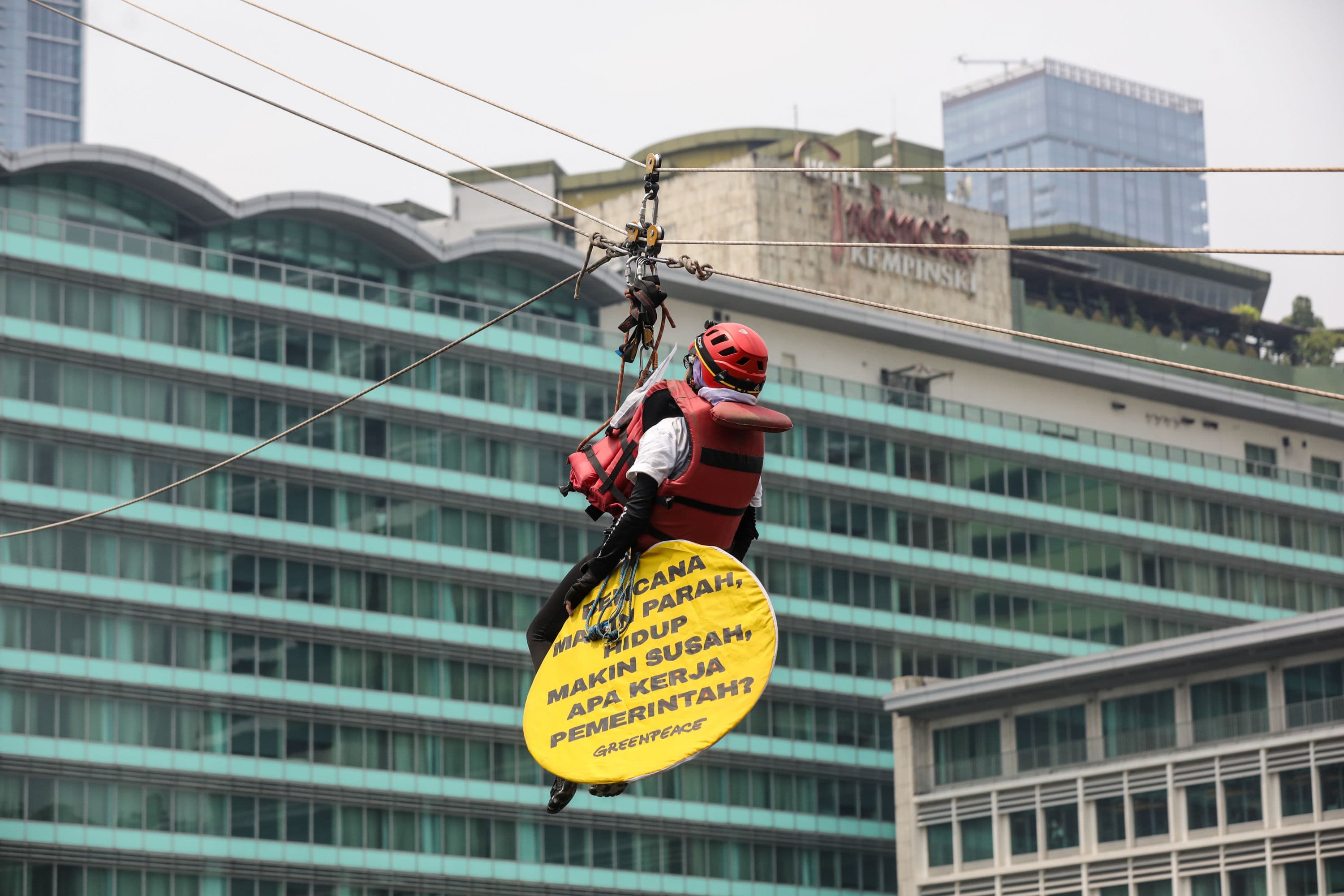 Aktivis Greenpeace membentangkan spanduk di Bundaran HI, Jakarta, Selasa (20/10/2026). AKURAT.CO/Endra Prakoso