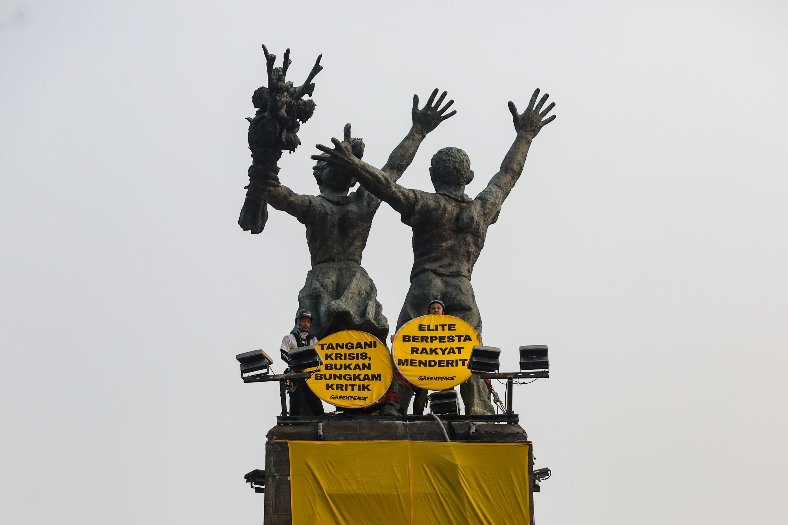 Aktivis Greenpeace membentangkan spanduk di Bundaran HI, Jakarta, Selasa (20/10/2026). AKURAT.CO/Endra Prakoso