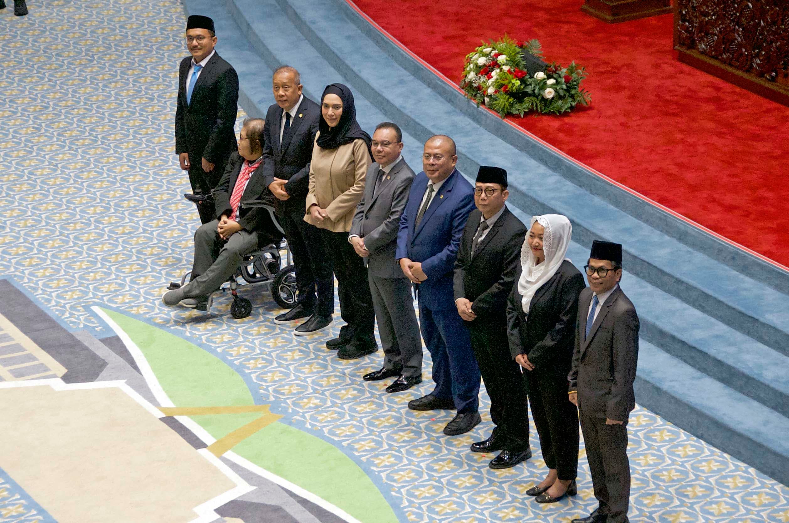 Pimpinan DPR RI Sufmi Dasco AhmaD; Cucun Ahmad Syamsurijal; Saan Mustopa dan Sari Yuliati berfoto dengan calon Anggota Dewan Pengawas Lembaga Penyiaran Publik RRI dalam Rapat Paripurna Penutupan Masa Sidang I Tahun 2026-2027 di Gedung DPR, Jakarta, Kamis (8/10/2026).AKURAT.CO/Sopian