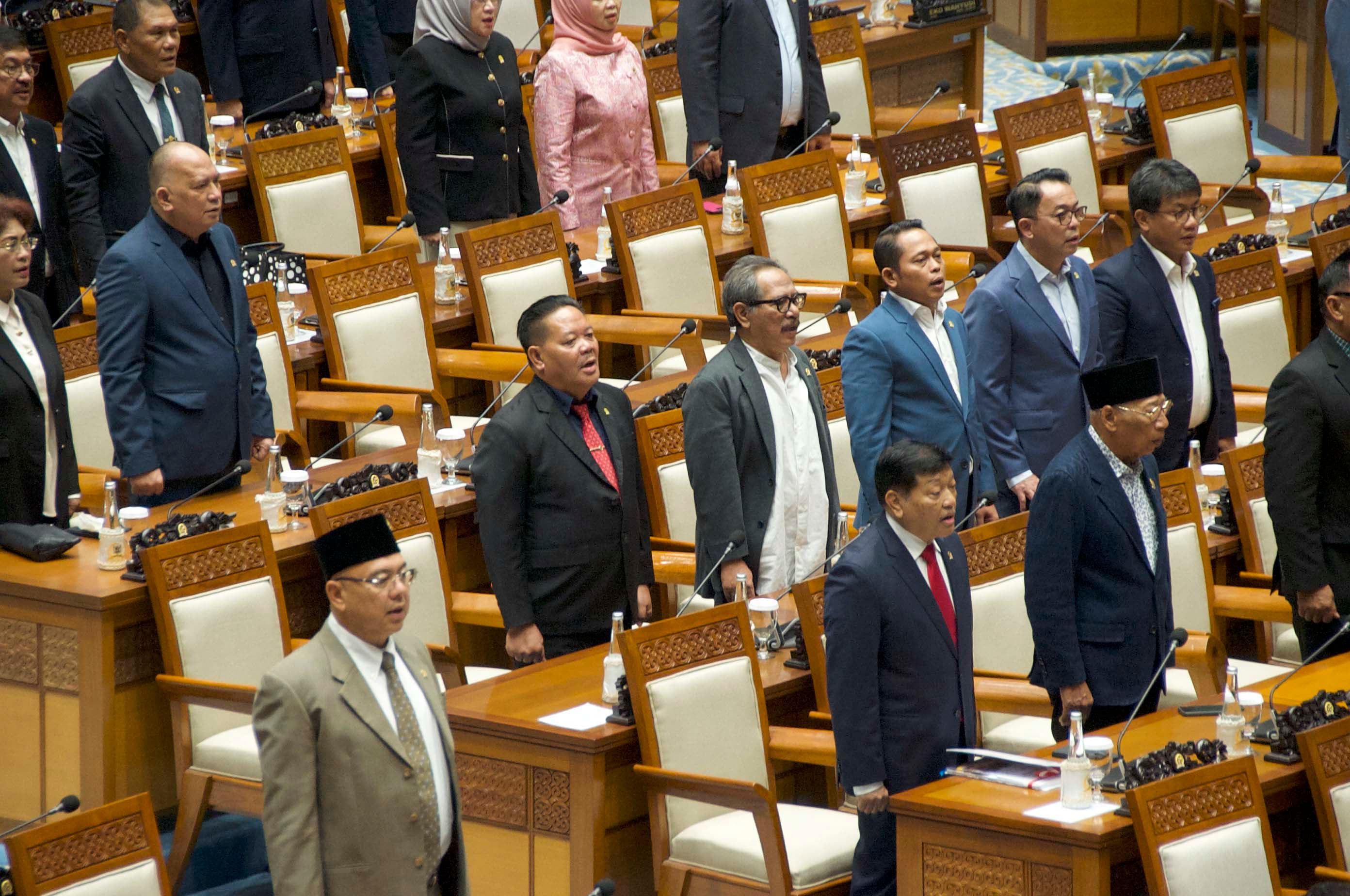 Sejumlah anggota dpr saat hadir dalam Rapat Paripurna Penutupan Masa Sidang I Tahun 2026-2027 di Gedung DPR, Jakarta, Kamis (8/10/2026).AKURAT.CO/Sopian