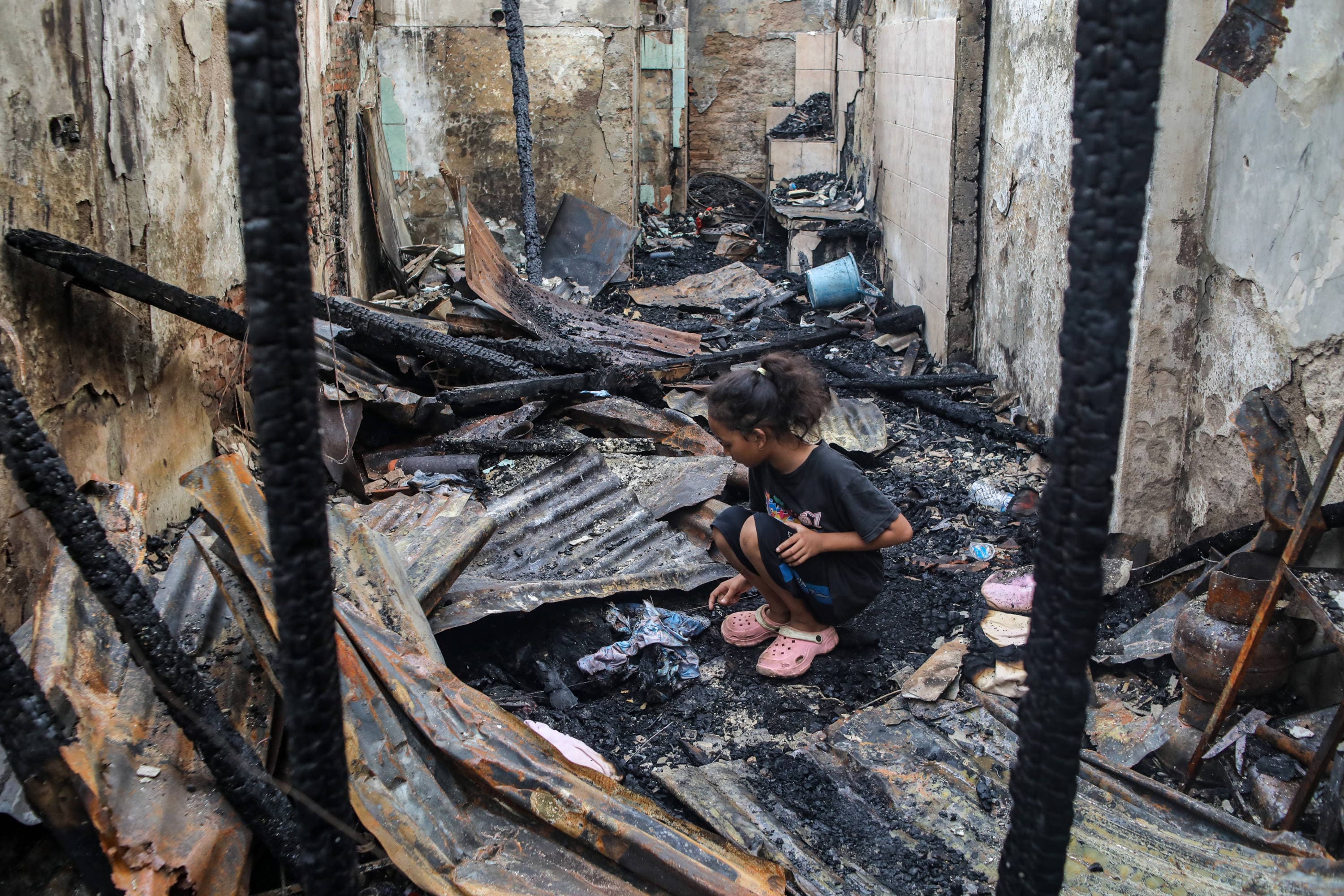 Suasana pascakebakaran di pemukiman padat penduduk, kawasan Menteng Jaya, Jakarta, Rabu (28/10/2026).  AKURAT.CO/Endra Prakoso