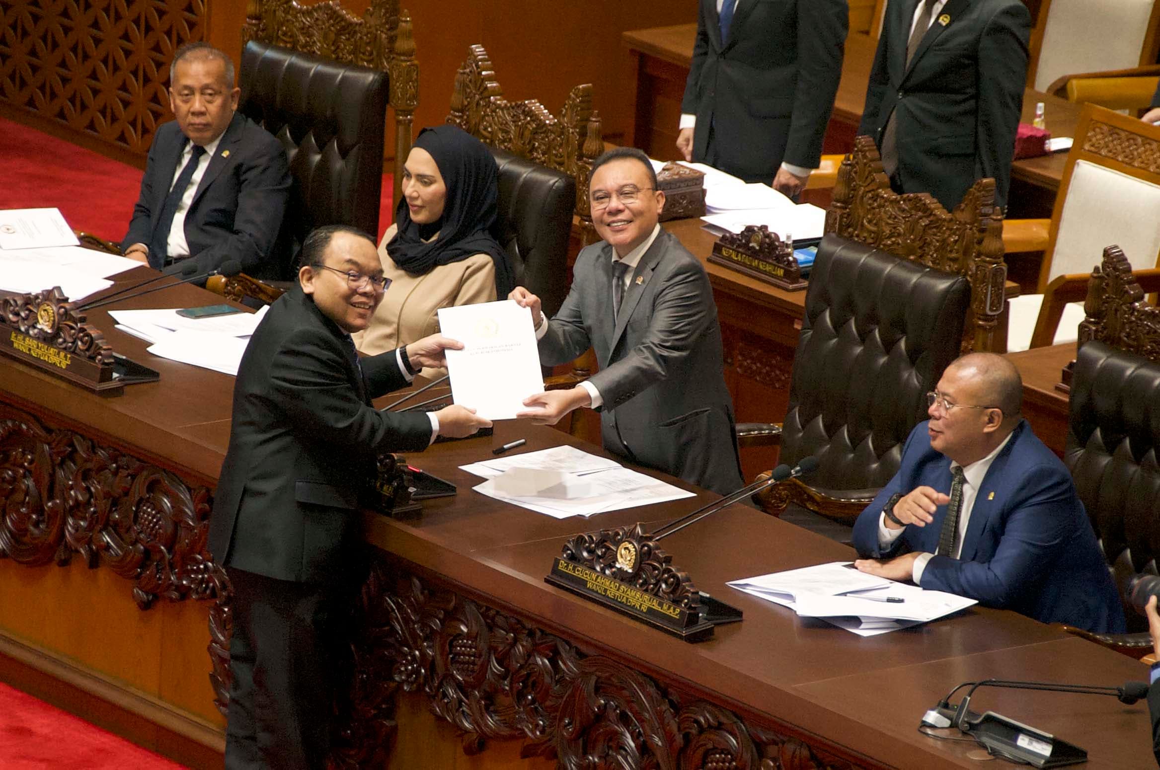 Ketua Komisi VII DPR RI, Saleh Partaonan Daulay memberikan laporan kepada Wakil Ketua DPR Sufmi Dasco Ahmad dalam Rapat Paripurna Penutupan Masa Sidang I Tahun 2026-2027 di Gedung DPR, Jakarta, Kamis (8/10/2026). AKURAT.CO/Sopian