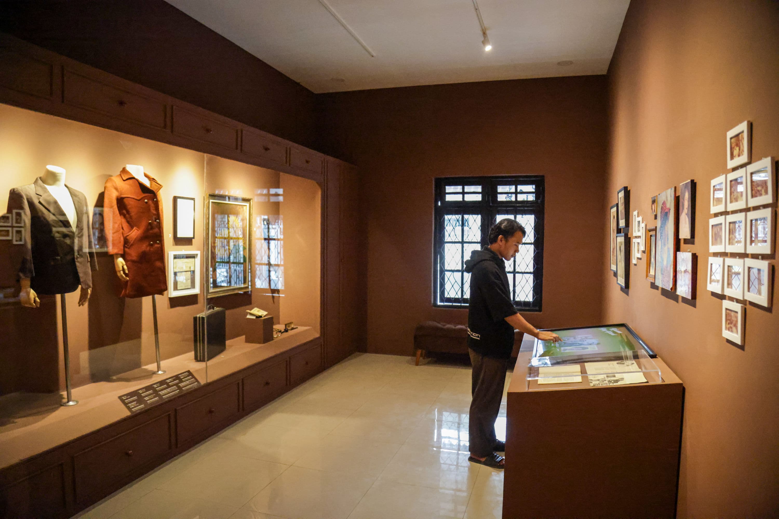 Pengunjung melihat koleksi Museum Bing Slamet di Jakarta, Selasa (6/10/2026). AKURAT.CO/Endra Prakoso