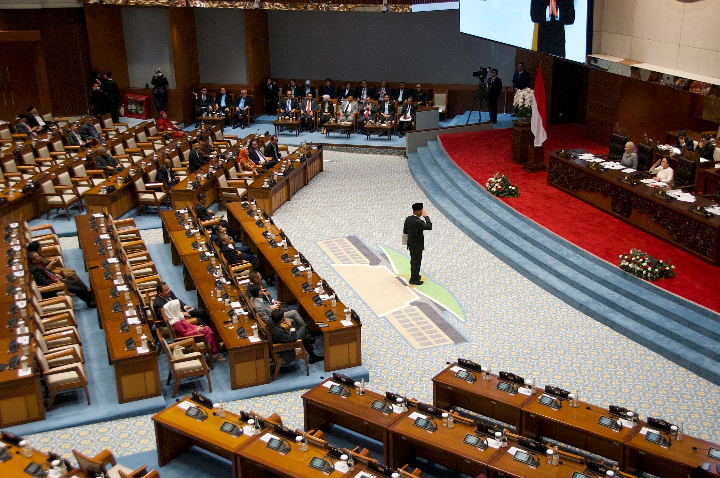 Ketua Panja RUU tentang Satu Data Indonesia, Sturman Panjaitan salam hormat kapada Ketua DPR RI, Puan Maharani sebelum memberikan laporan dalam Rapat Paripurna ke-9 Masa Sidang I Tahun Sidang 2026-2027 di Gedung Parlemen Senayan, Jakarta, Selasa (6/10/2026). AKURAT.CO/Sopian