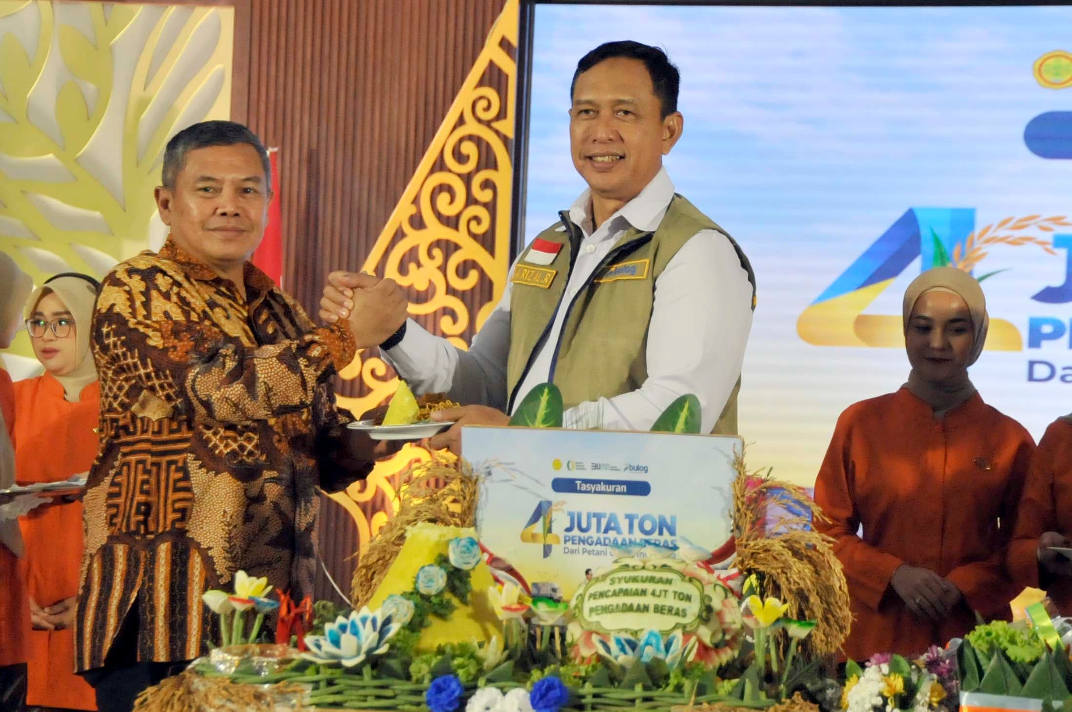 Direktur Utama Perum BULOG Letnan Jenderal TNI (Purn) Ahmad Rizal Ramdhani mengadakan syukuran atas capaian lebih dari 4 juta ton di Gedung Bulog, Jakarta, Jumat (9/10/2026). AKURAT.CO/Sopian