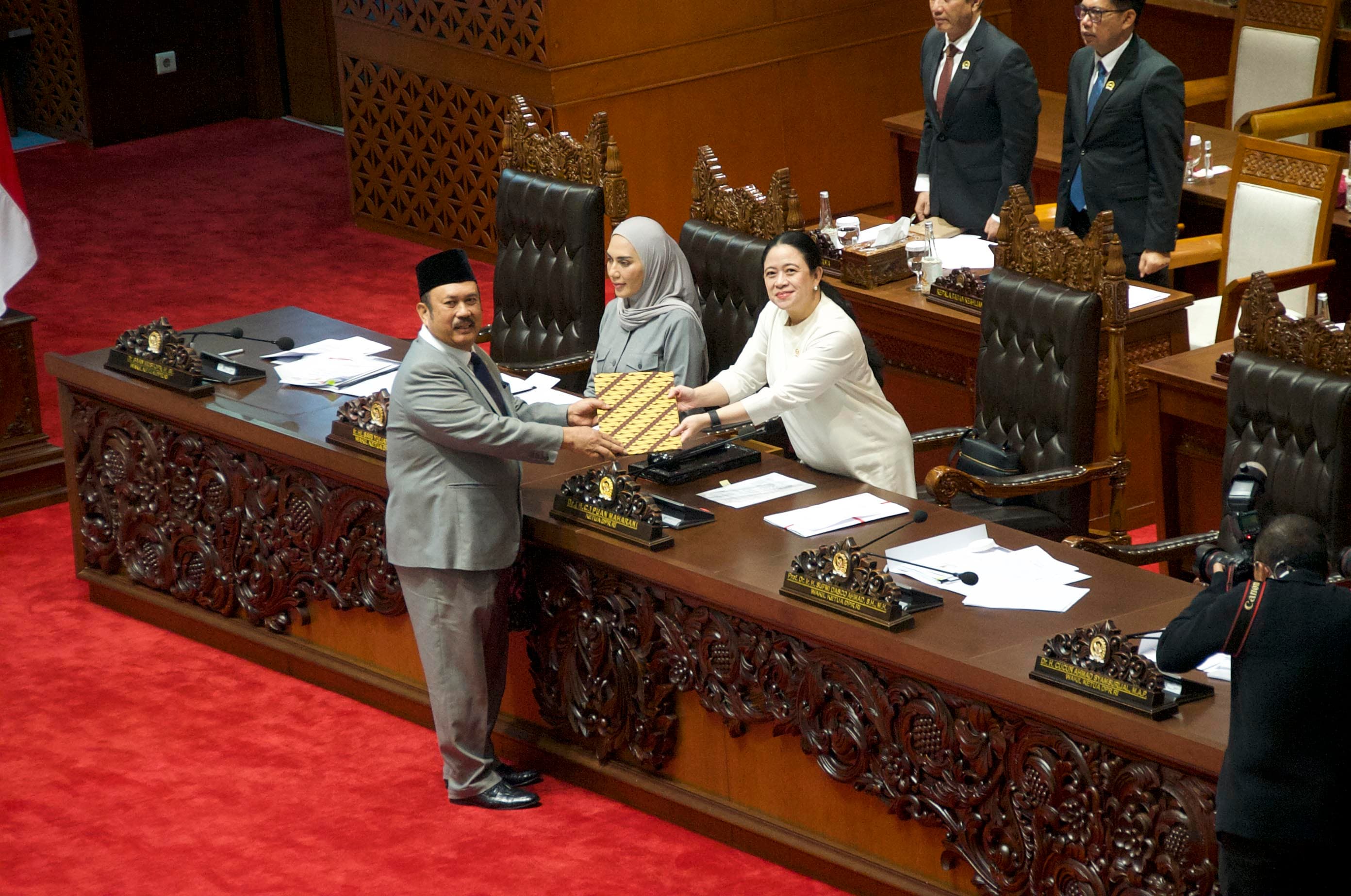 Kepala Bappenas, Rachmat Pambudy menyerahkan laporan pemerintah kepada ketua DPR RI, Puan Maharani dalam Rapat Paripurna ke-9 Masa Sidang I Tahun Sidang 2026-2027 di Gedung Parlemen Senayan, Jakarta, Selasa (6/10/2026). AKURAT.CO/Sopian