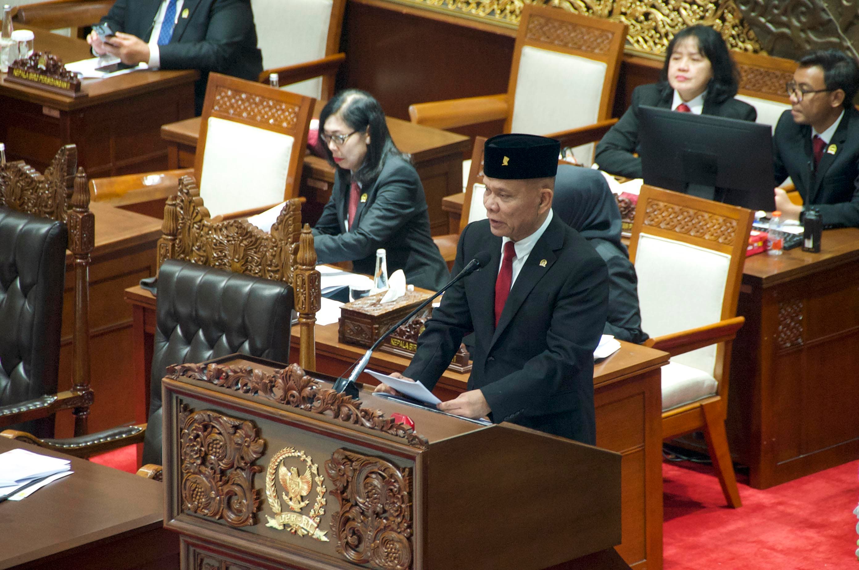 Ketua Panja RUU tentang Satu Data Indonesia, Sturman Panjaitan menyerahkan laporan komisi kepada ketua DPR RI, Puan Maharani dalam Rapat Paripurna ke-9 Masa Sidang I Tahun Sidang 2026-2027 di Gedung Parlemen Senayan, Jakarta, Selasa (6/10/2026). AKURAT.CO/Sopian