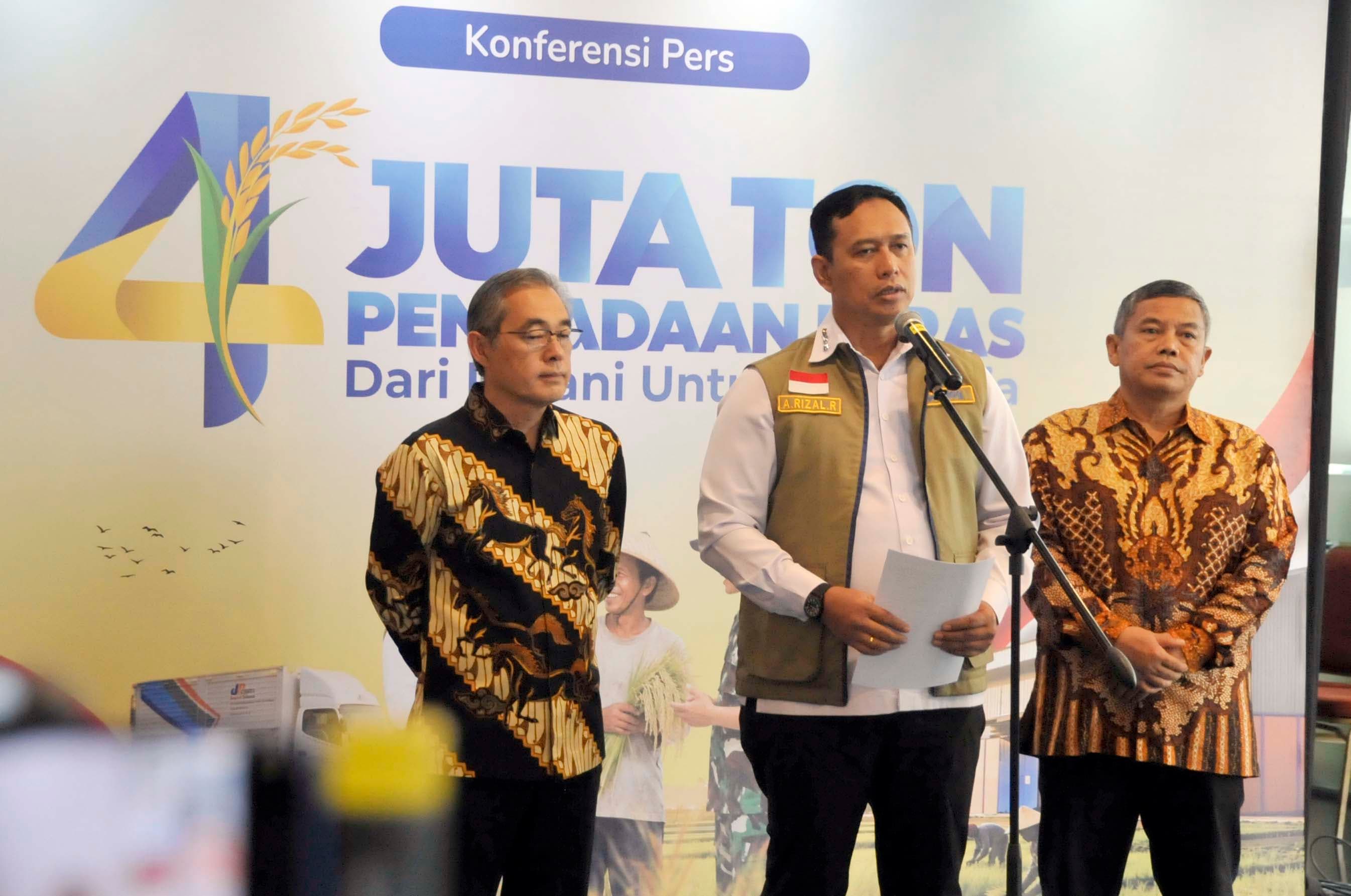 Direktur Utama Perum BULOG Letnan Jenderal TNI (Purn) Ahmad Rizal Ramdhani (tengah) memberikan keterangan mengenai capaian lebih dari 4 juta ton di Gedung Bulog, Jakarta, Jumat (9/10/2026). AKURAT.CO/Sopian