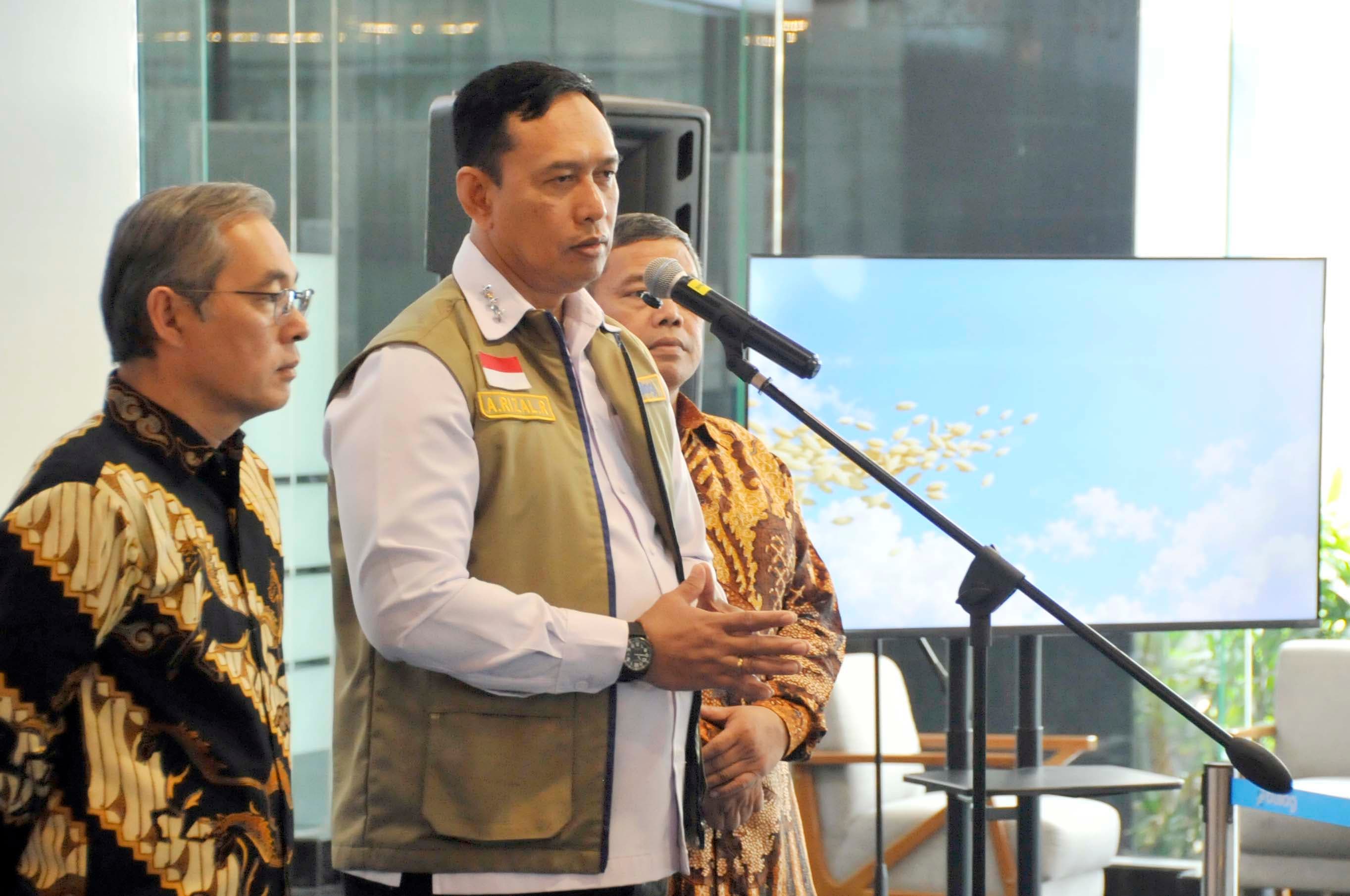 Direktur Utama Perum BULOG Letnan Jenderal TNI (Purn) Ahmad Rizal Ramdhani (tengah) memberikan keterangan mengenai capaian lebih dari 4 juta ton di Gedung Bulog, Jakarta, Jumat (9/10/2026). AKURAT.CO/Sopian