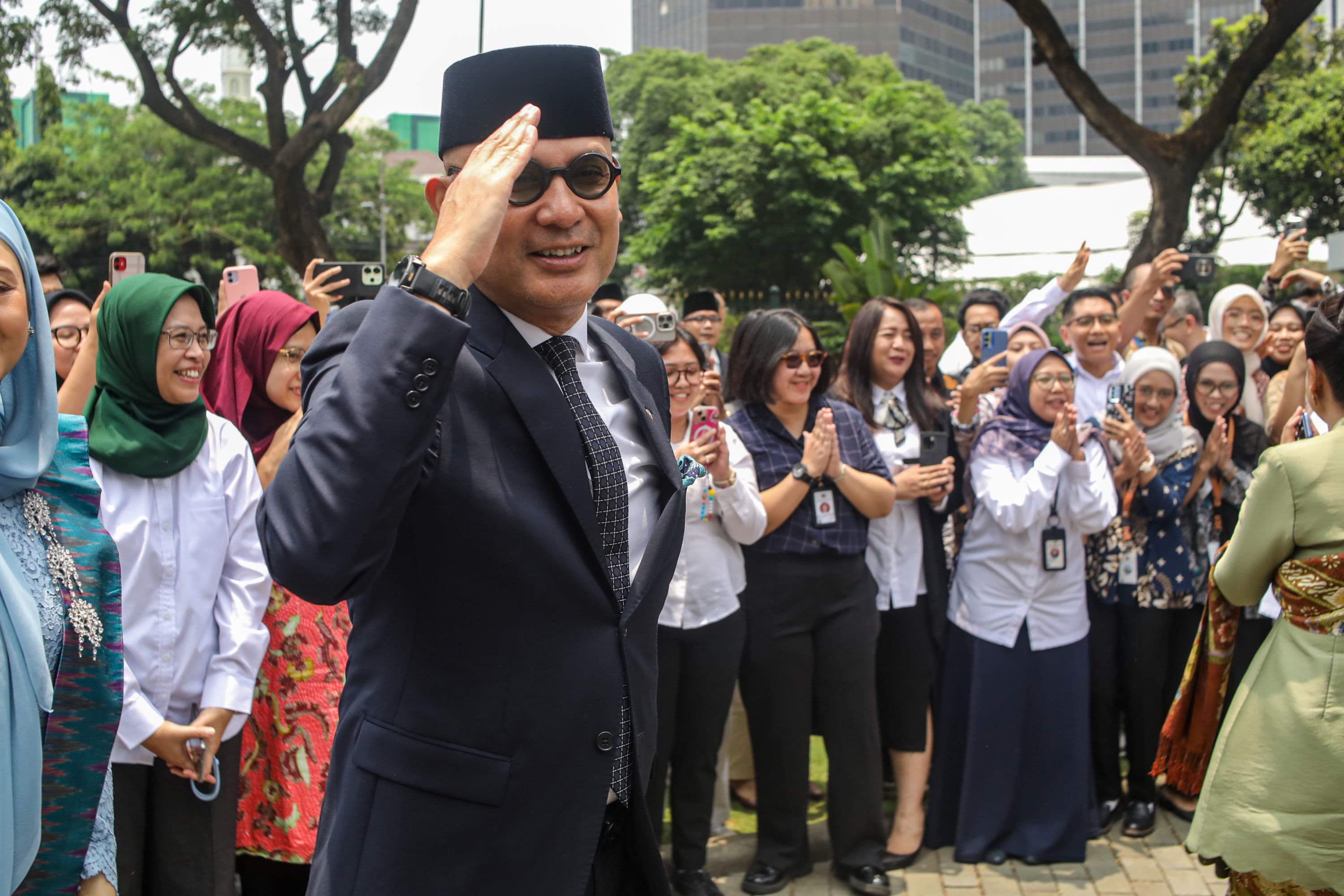 Menteri Luar Negeri Arrmanatha Nasir berjabat tangan dengan para pegawai saat prosesi pisah-sambut di Gedung Kementerian Luar Negeri, Jakarta, Senin (12/10/2026).AKURAT.CO/Endra Prakoso