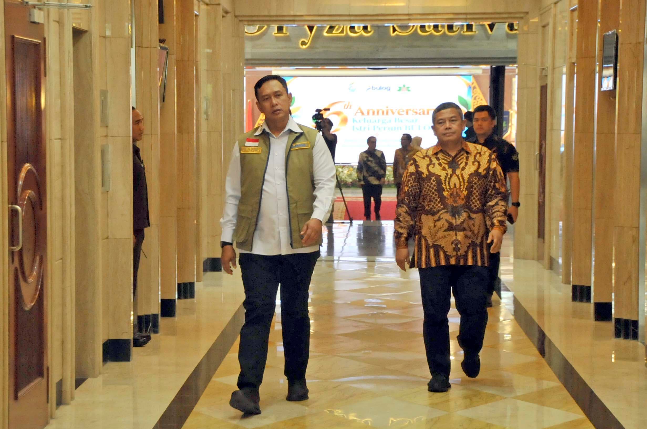Direktur Utama Perum BULOG Letnan Jenderal TNI (Purn) Ahmad Rizal Ramdhani (kiri) Berjalan untuk memberikan  keterangan mengenai capaian lebih dari 4 juta ton di Gedung Bulog, Jakarta, Jumat (9/10/2026). AKURAT.CO/Sopian 