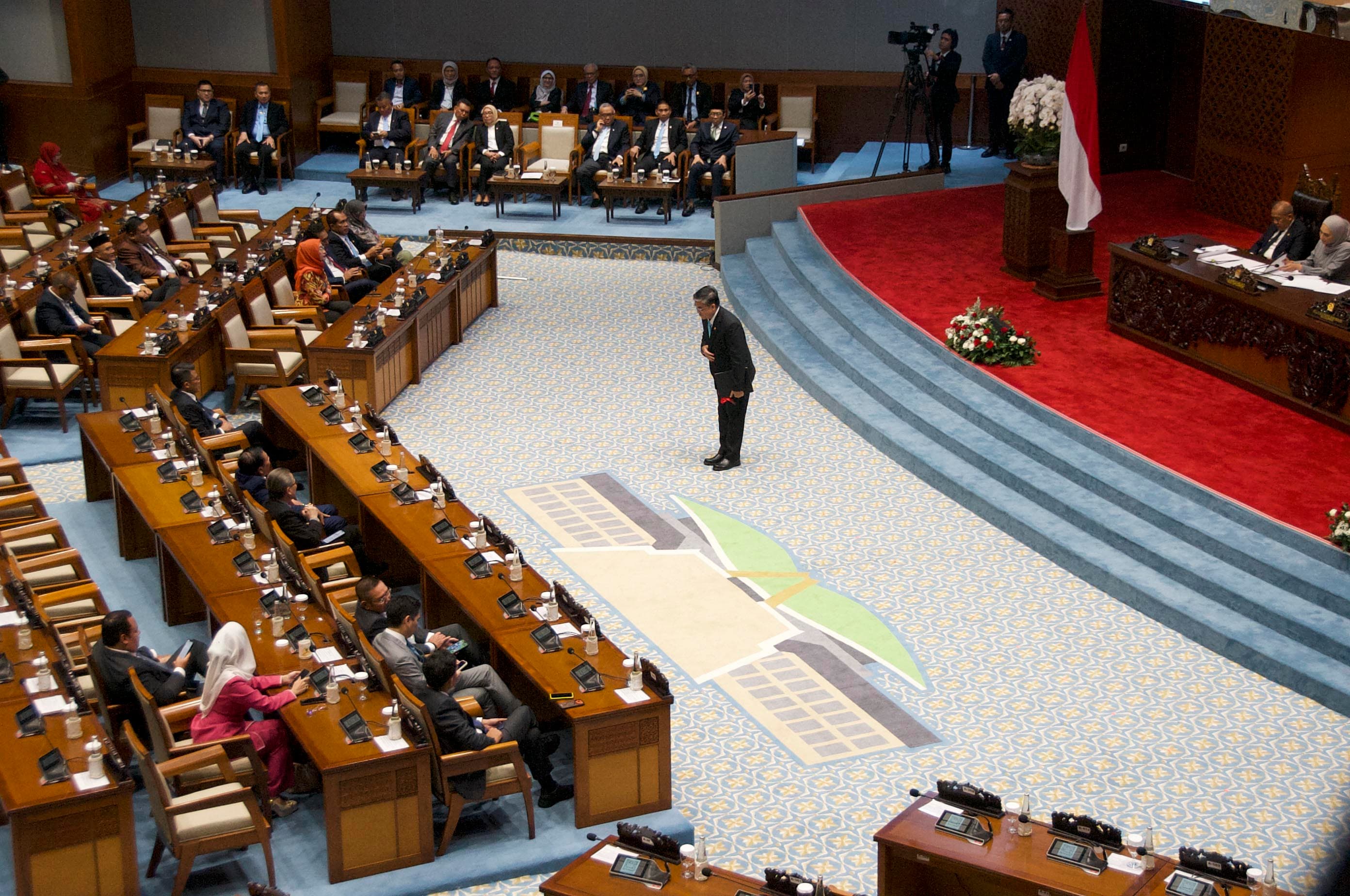 Menteri Ketenagakerjaan, Yassierli memberikan hormat kapada pimpinan DPR sebelum pidato dalam Rapat Paripurna ke-9 Masa Sidang I Tahun Sidang 2026-2027 di Gedung Parlemen Senayan, Jakarta, Selasa (6/10/2026).AKURAT.CO/Sopian