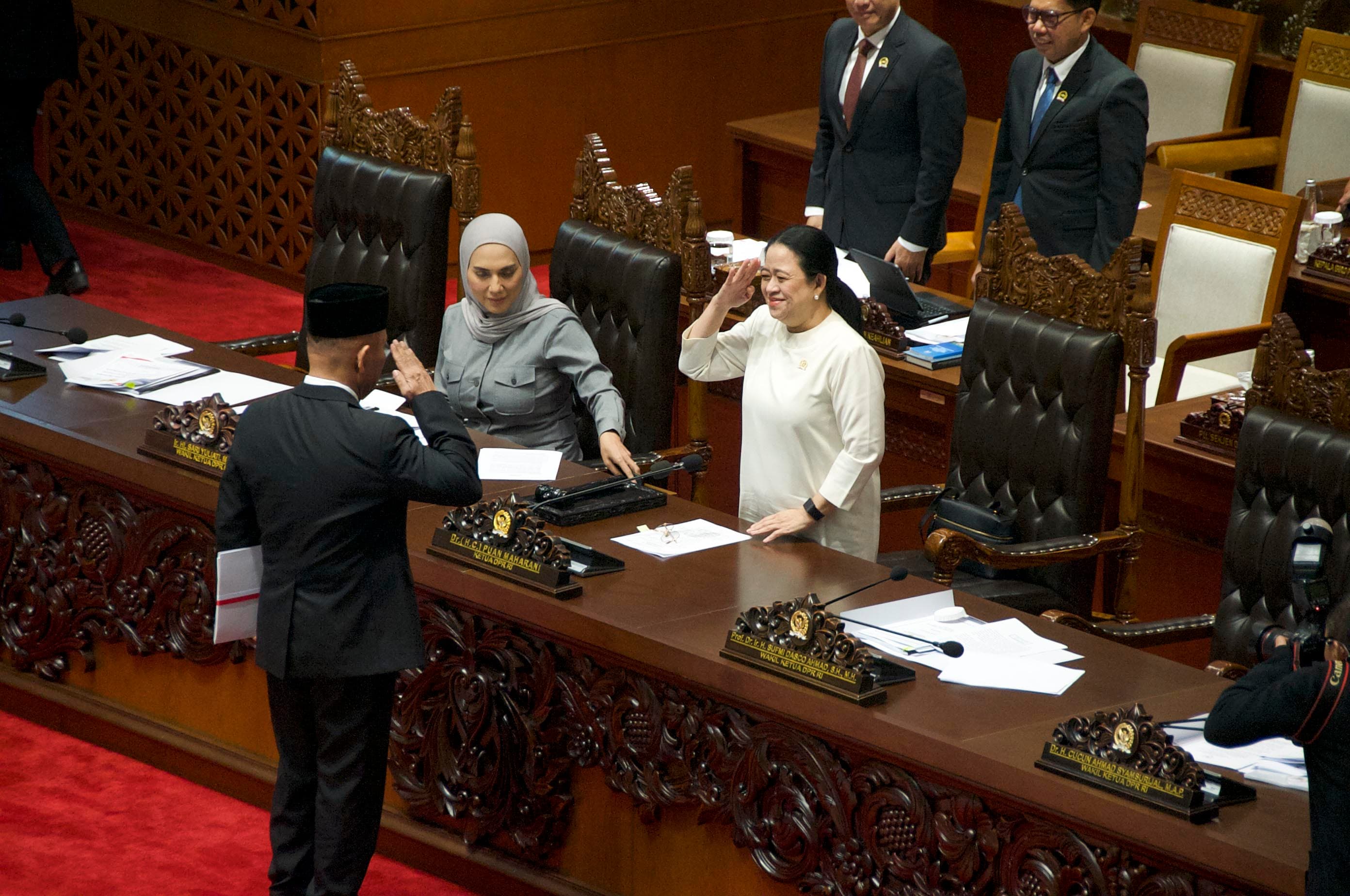 Ketua Panja RUU tentang Satu Data Indonesia, Sturman Panjaitan salam hormat kapada Ketua DPR RI, Puan Maharani sebelum memberikan laporan dalam Rapat Paripurna ke-9 Masa Sidang I Tahun Sidang 2026-2027 di Gedung Parlemen Senayan, Jakarta, Selasa (6/10/2026). AKURAT.CO/Sopian