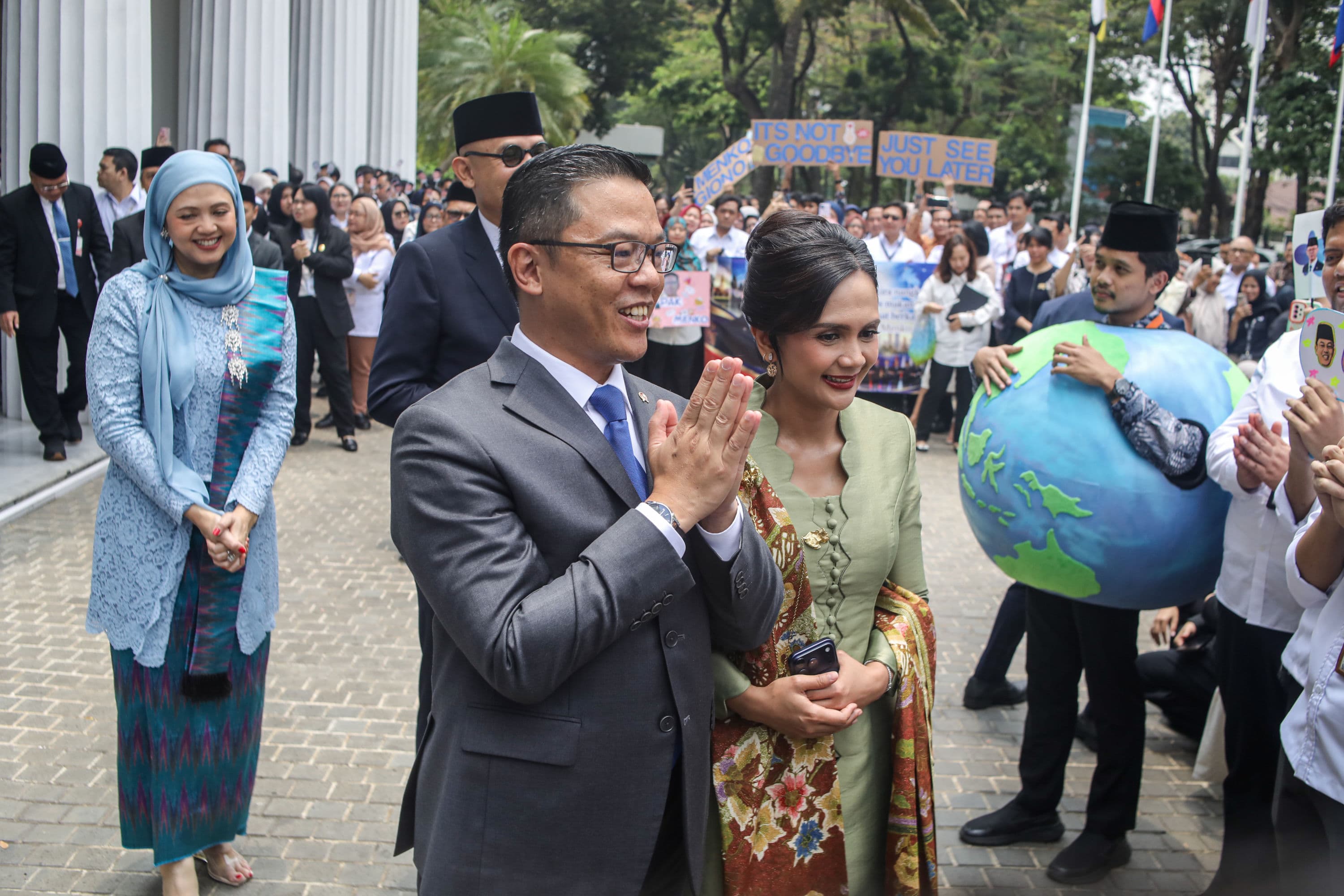 Pejabat lama Menteri Luar Negeri Sugiono (kiri) bersama sang istri, Marlyn Maisarah (kanan) berpamitan dengan para pegawai saat prosesi pisah-sambut di Gedung Kementerian Luar Negeri, Jakarta, Senin (12/10/2026).AKURAT.CO/Endra Prakoso