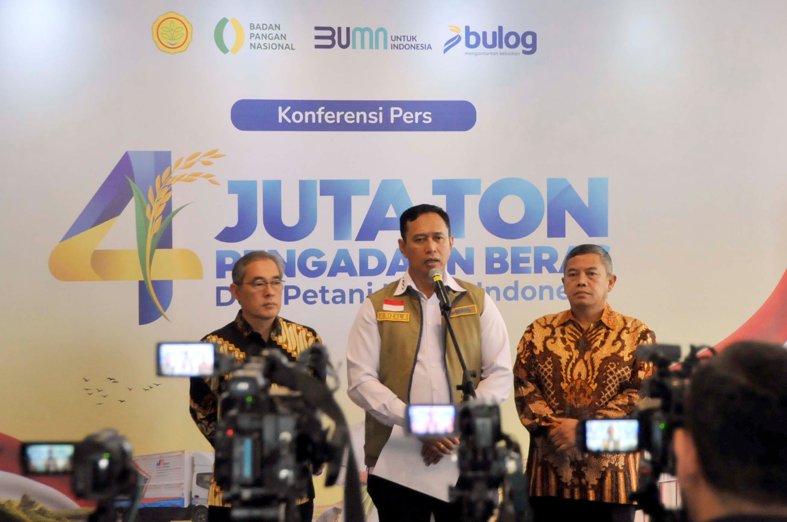 Direktur Utama Perum BULOG Letnan Jenderal TNI (Purn) Ahmad Rizal Ramdhani (tengah) memberikan keterangan mengenai capaian lebih dari 4 juta ton di Gedung Bulog, Jakarta, Jumat (9/10/2026). AKURAT.CO/Sopian