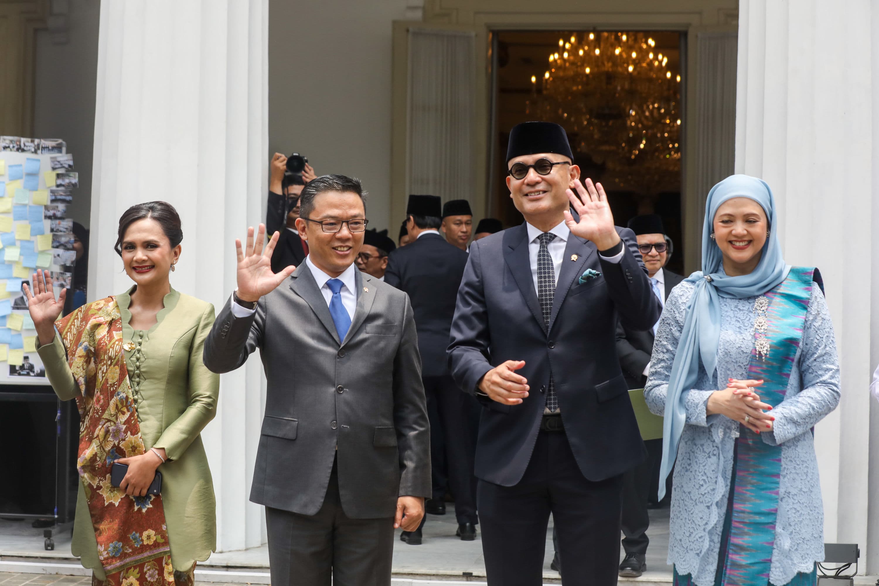 Menteri Luar Negeri Arrmanatha Nasir (kedua kanan) melambaikan tangan dengan pejabat lama Sugiono (kedua kiri) yang didampingi para istrinya saat prosesi pisah-sambut di Gedung Kementerian Luar Negeri, Jakarta, Senin (12/10/2026).AKURAT.CO/Endra Prakoso