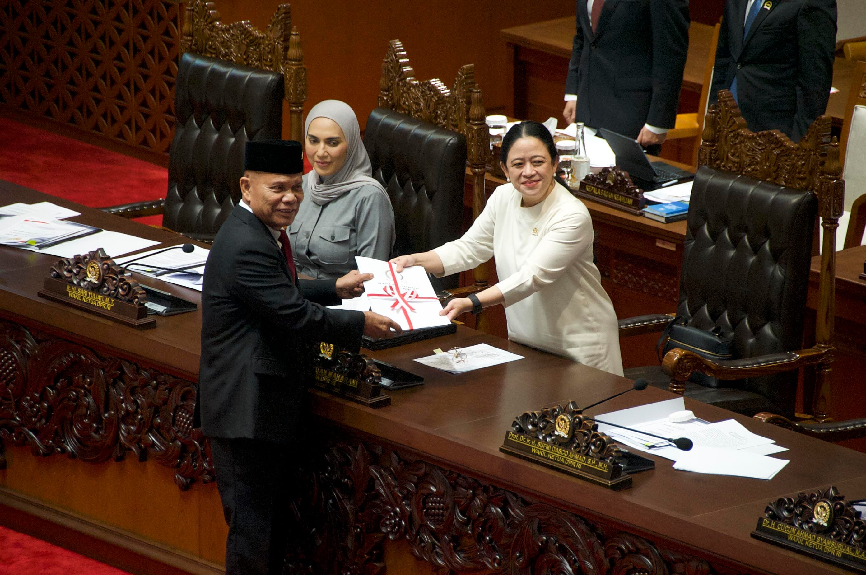 Ketua Panja RUU tentang Satu Data Indonesia, Sturman Panjaitan menyerahkan laporan komisi kepada ketua DPR RI, Puan Maharani dalam Rapat Paripurna ke-9 Masa Sidang I Tahun Sidang 2026-2027 di Gedung Parlemen Senayan, Jakarta, Selasa (6/10/2026). AKURAT.CO/Sopian