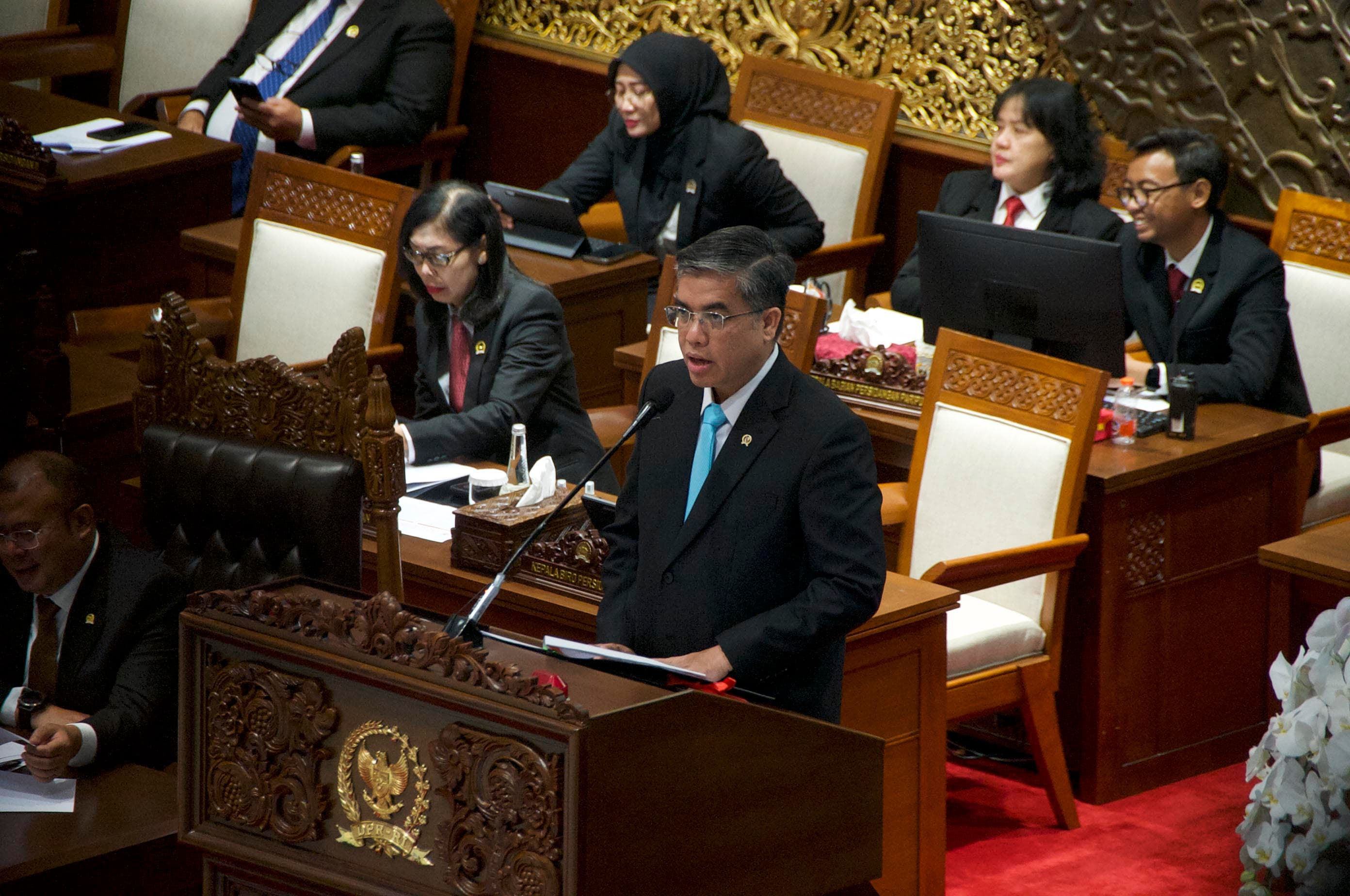 Menteri Ketenagakerjaan, Yassierli memberikan laporan dalam Rapat Paripurna ke-9 Masa Sidang I Tahun Sidang 2026-2027 di Gedung Parlemen Senayan, Jakarta, Selasa (6/10/2026). AKURAT.CO/Sopian